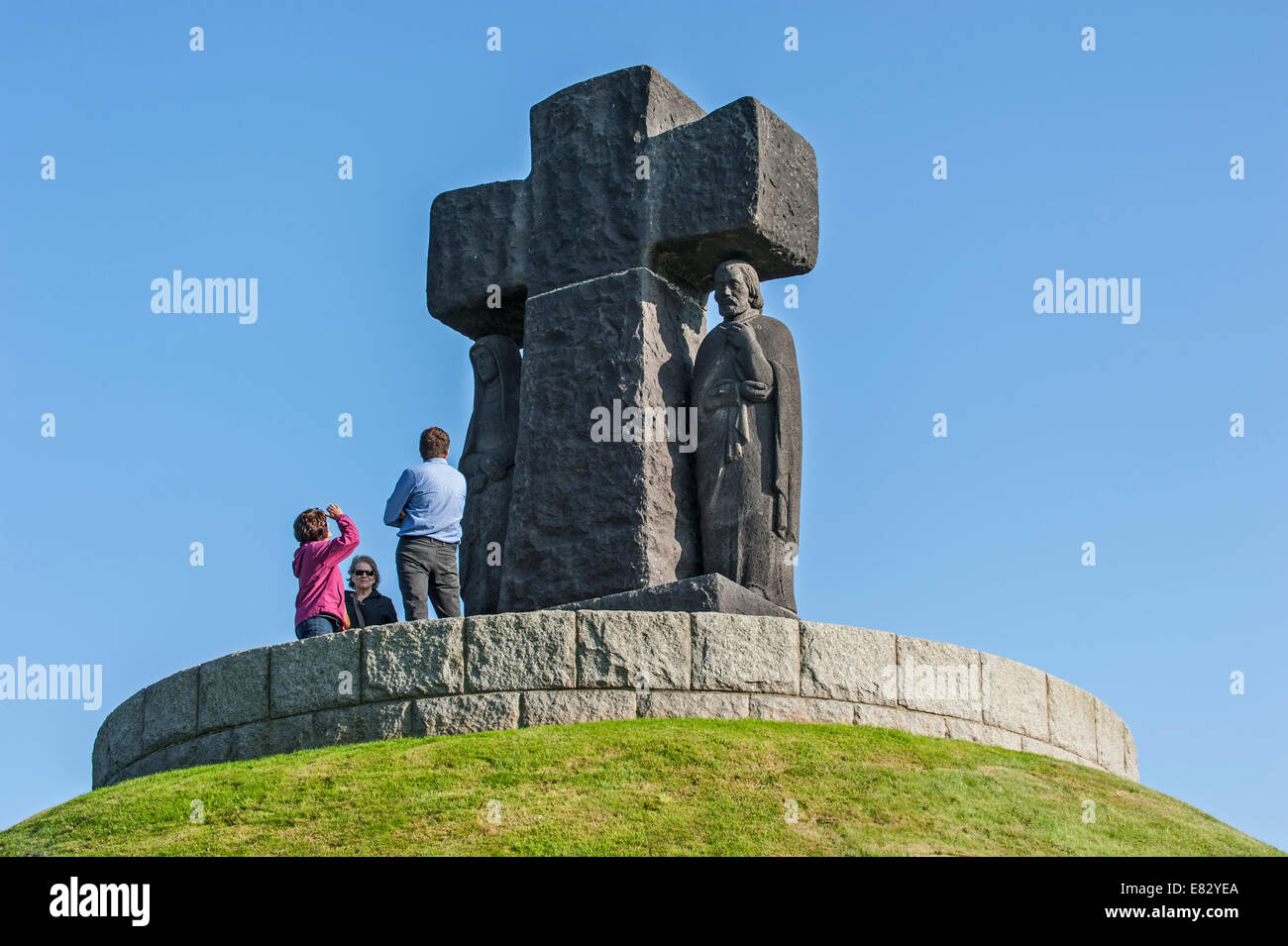 Visiteurs allemands à la recherche à la Cambe monument au cimetière militaire de la Seconde Guerre mondiale, Basse-normandie, France Banque D'Images