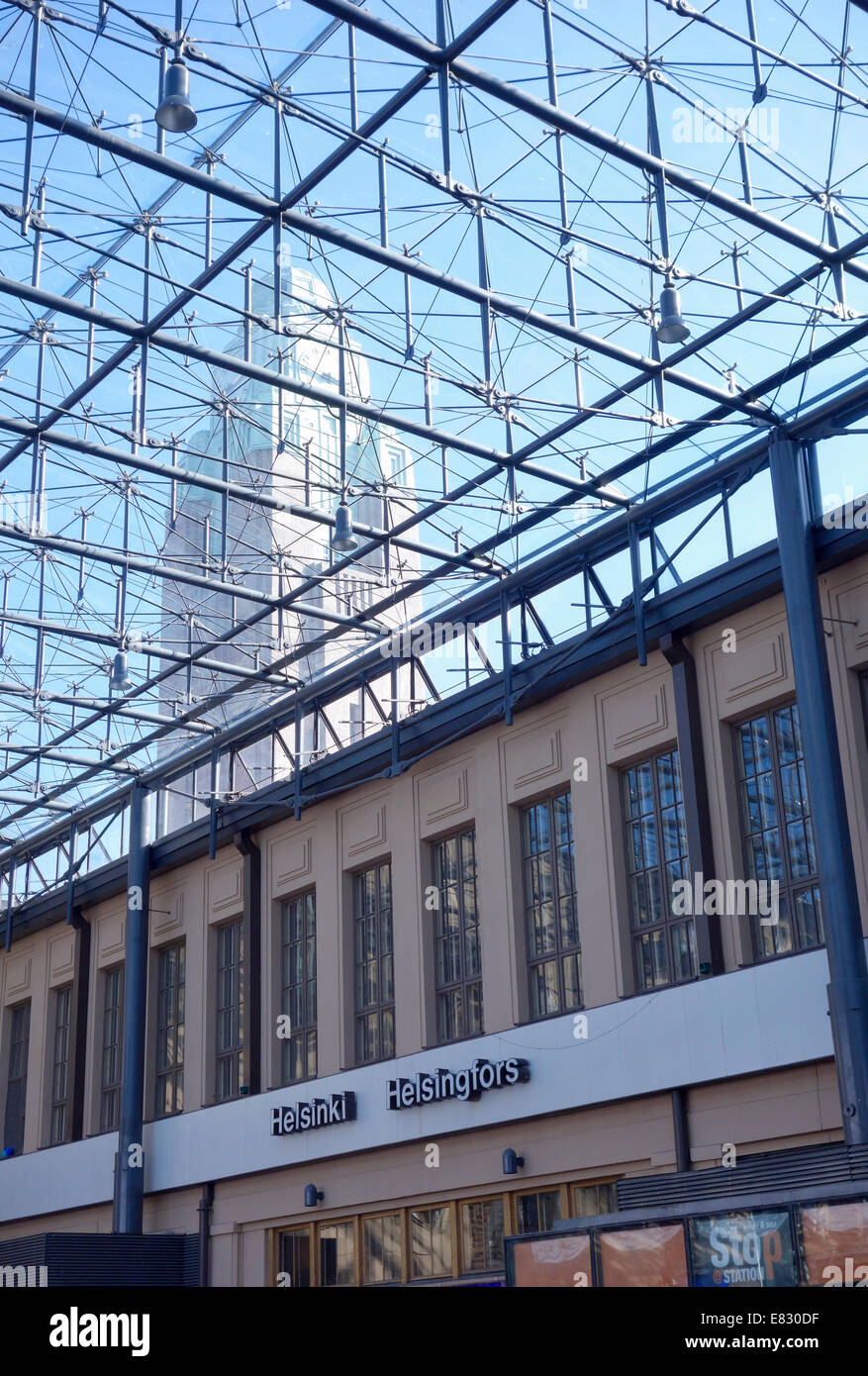 La gare d'Helsinki, Finlande, regardant à travers le toit en verre de la tour de l'horloge Banque D'Images