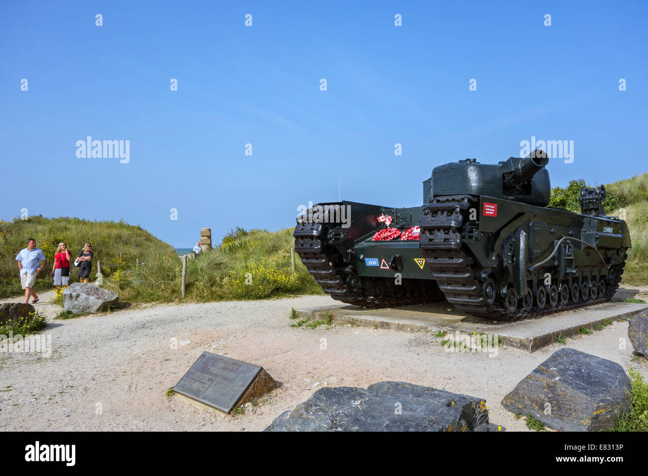 Seconde Guerre mondiale Deux Churchill AVRE MK VIII tank sur la plage Juno, Graye-sur-Mer, Basse-normandie, France Banque D'Images