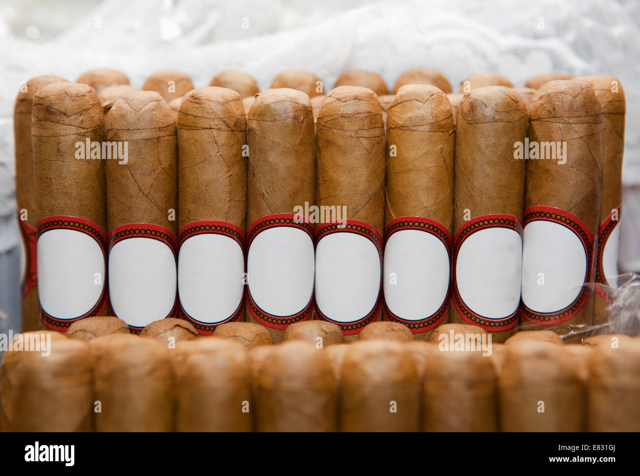 Un assortiment de cigares avec des étiquettes vides Banque D'Images
