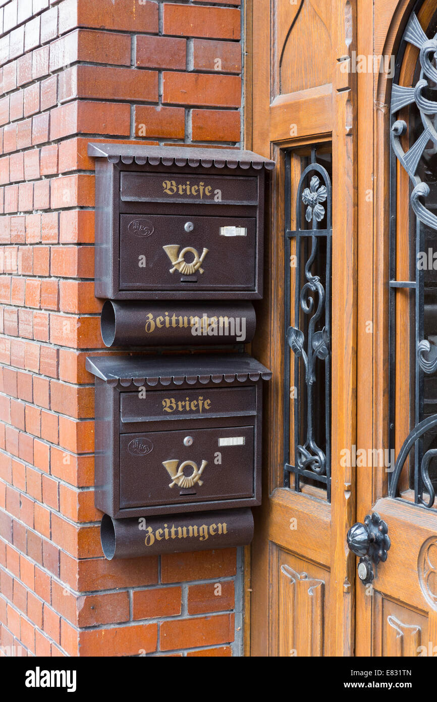 Lettre et boîtes à journaux à l'extérieur d'une maison en Allemagne Photo  Stock - Alamy