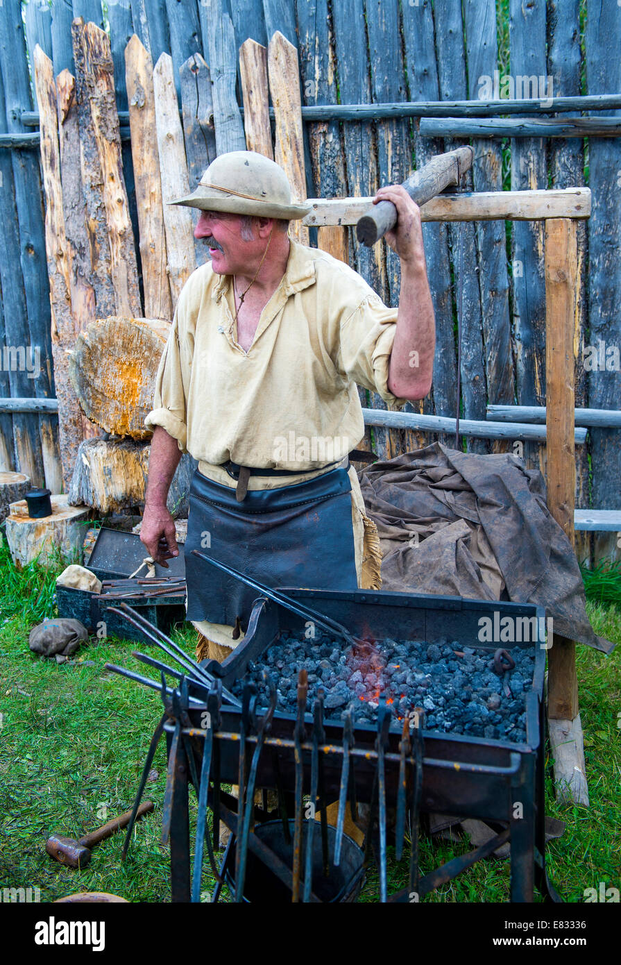 Au cours de la démonstration de forge Fort Bridger Rendezvous tenue à Fort Bridger Wyoming Banque D'Images