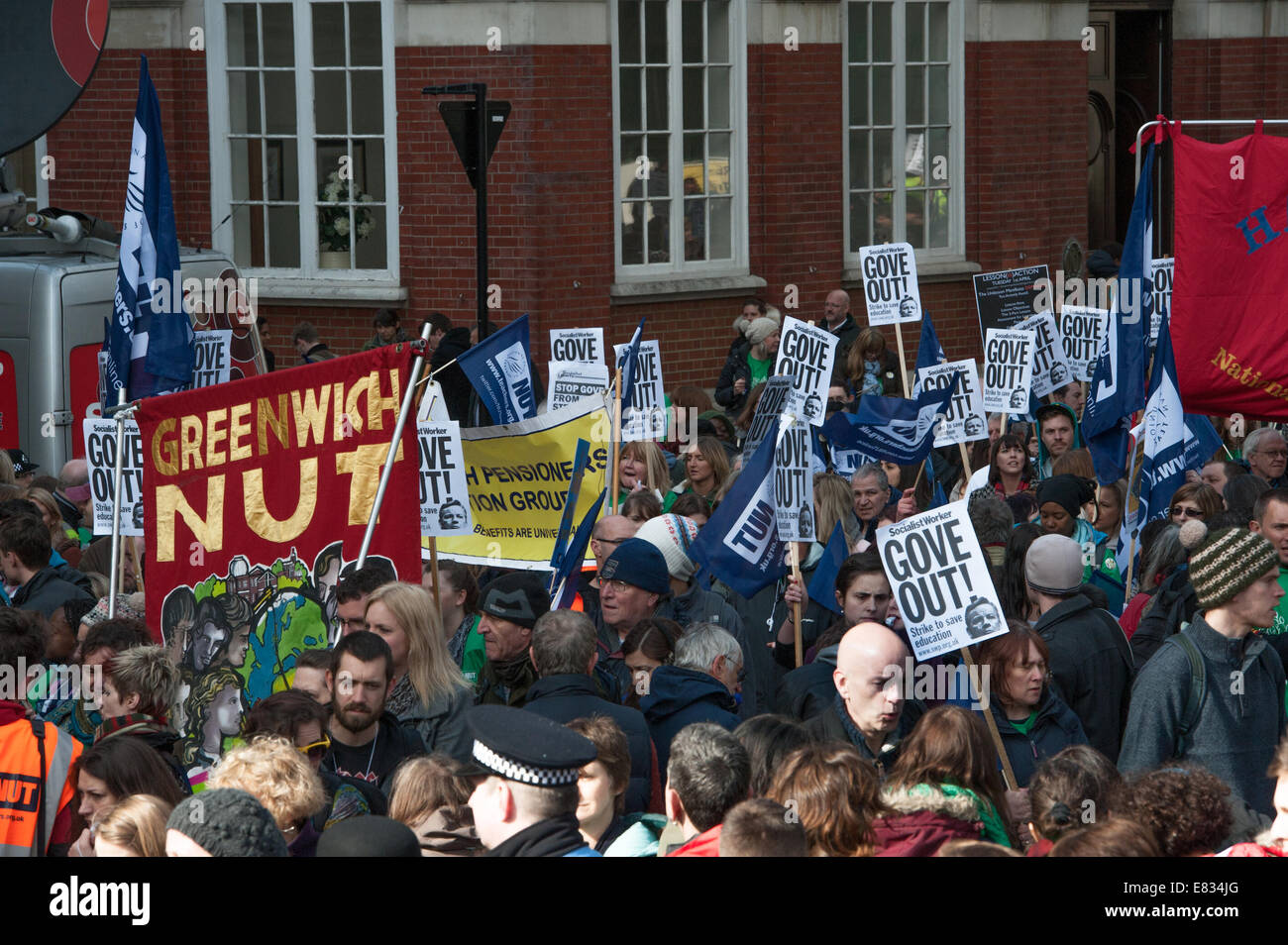Union nationale des enseignants mars à Londres au cours d'une journée de grève. Des pancartes et des drapeaux holding manifestants se rassemblent à l'extérieur Central Methodist Hall pendant la grève de l'écrou. Comprend : manifestants manifestants,où : London, England, United Kingdom Quand : 26 Mars 2014 Banque D'Images