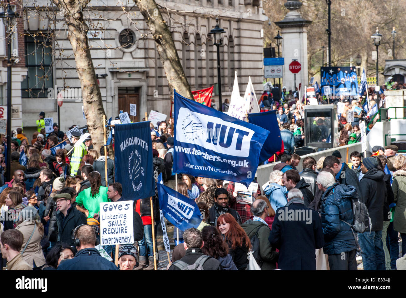 Union nationale des enseignants mars à Londres au cours d'une journée de grève. Des pancartes et des drapeaux holding manifestants se rassemblent à l'extérieur Central Methodist Hall pendant la grève de l'écrou. Comprend : manifestants manifestants,où : London, England, United Kingdom Quand : 26 Mars 2014 Banque D'Images