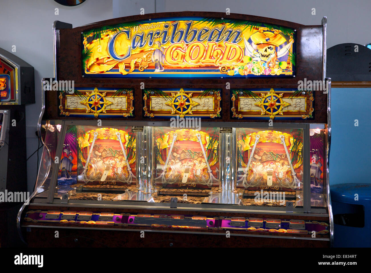 'Coin pusher' machine dans une salle de jeux électroniques, UK Banque D'Images