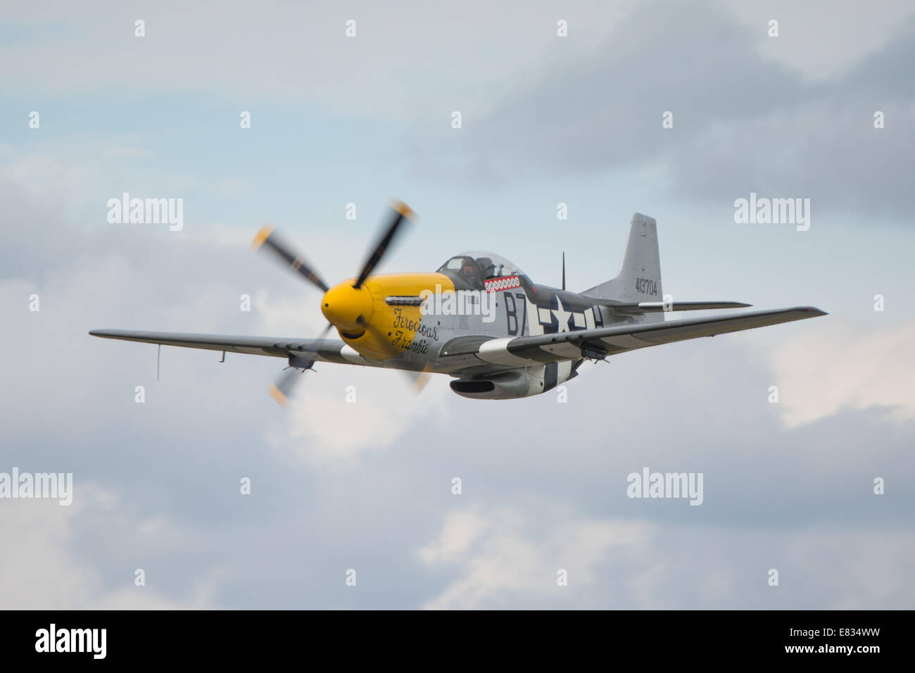 Un faible et rapide survol des P-51D Mustang fighter, féroces, Frankie à Dunsfold Wings & Wheels 2014. Banque D'Images