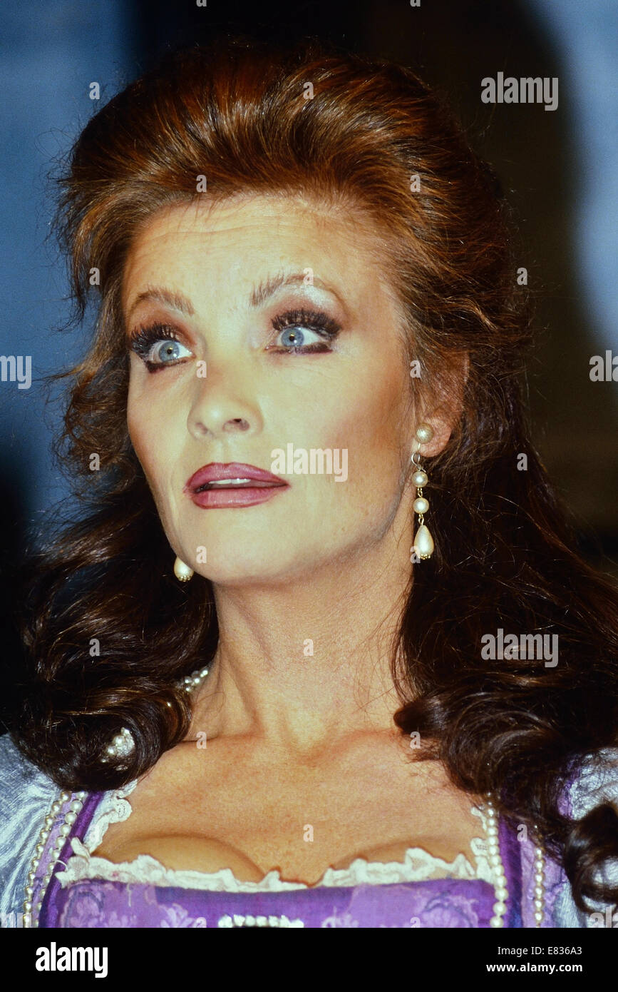 KATE O'MARA sur scène dans la pièce de John Vanbrugh, 'la rechute,' au Mermaid Theatre à Londres, en Angleterre Banque D'Images
