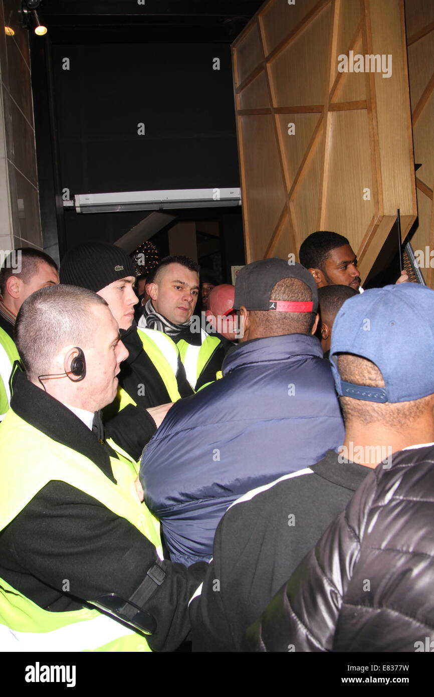 L'artiste nous Drake arrive à DSTRKT discothèque sans Rihanna. La partie s'est terminé tôt que fans d'assaut le club et la police ont assisté à la scène. Drake a été sorti d'une porte latérale. Doté d''atmosphère : où : London, Royaume-Uni Quand : 27 Mars 2014 Banque D'Images