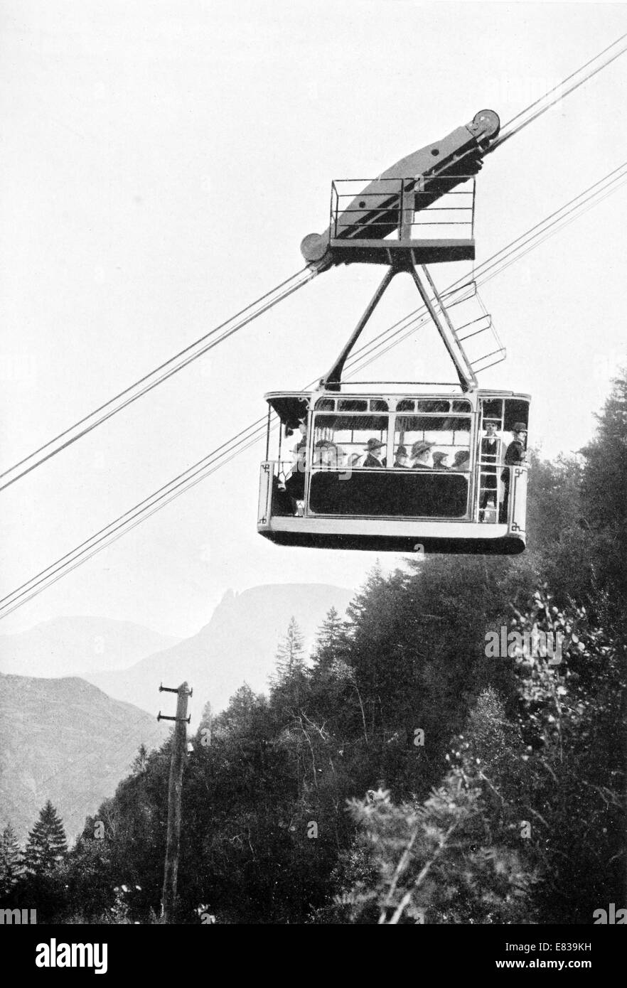 Voiture sur la voie ferrée aérienne Kohlerer vers 1920 Banque D'Images