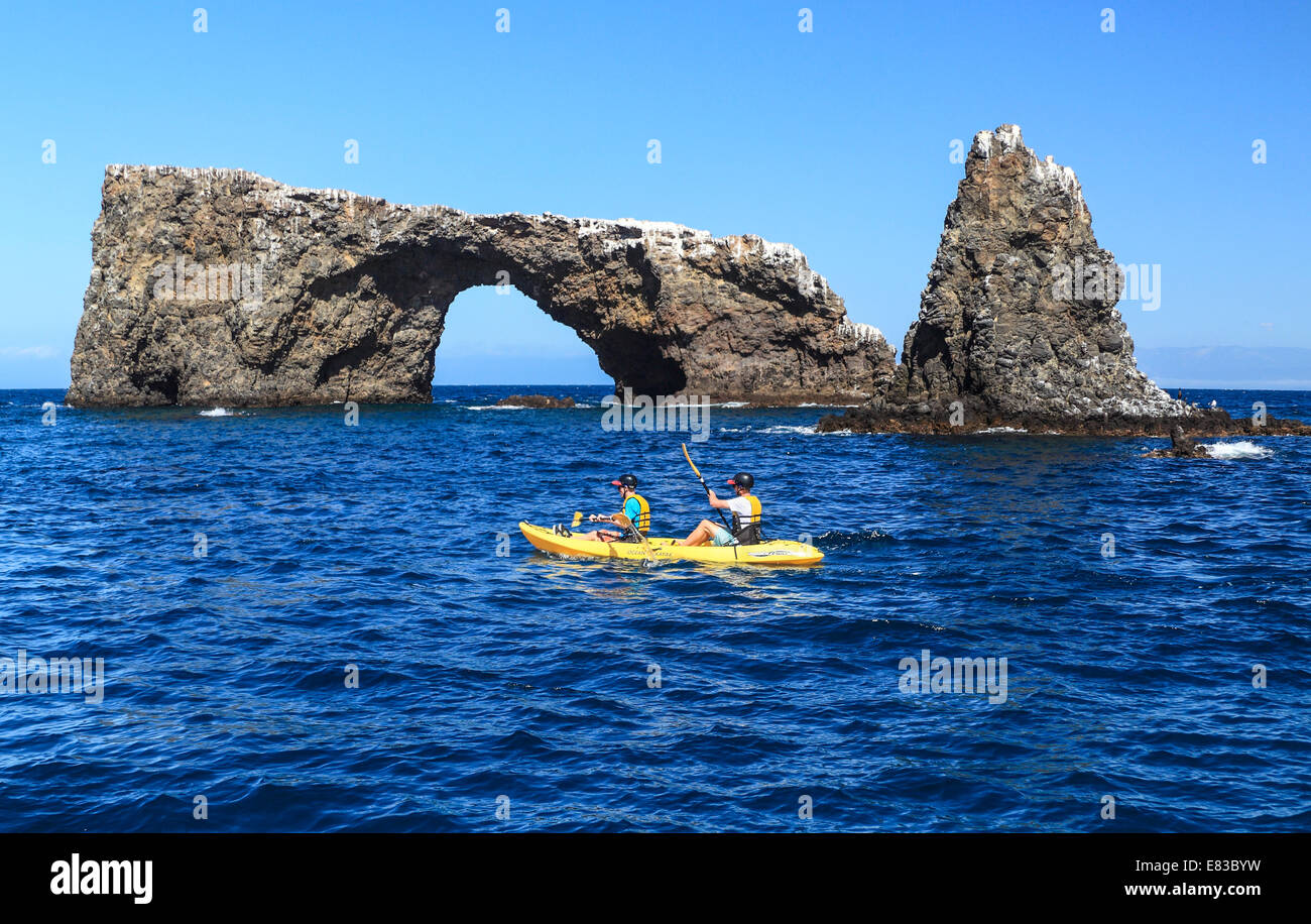 Les kayakistes par Arch Rock dans Channel Islands National Park Banque D'Images