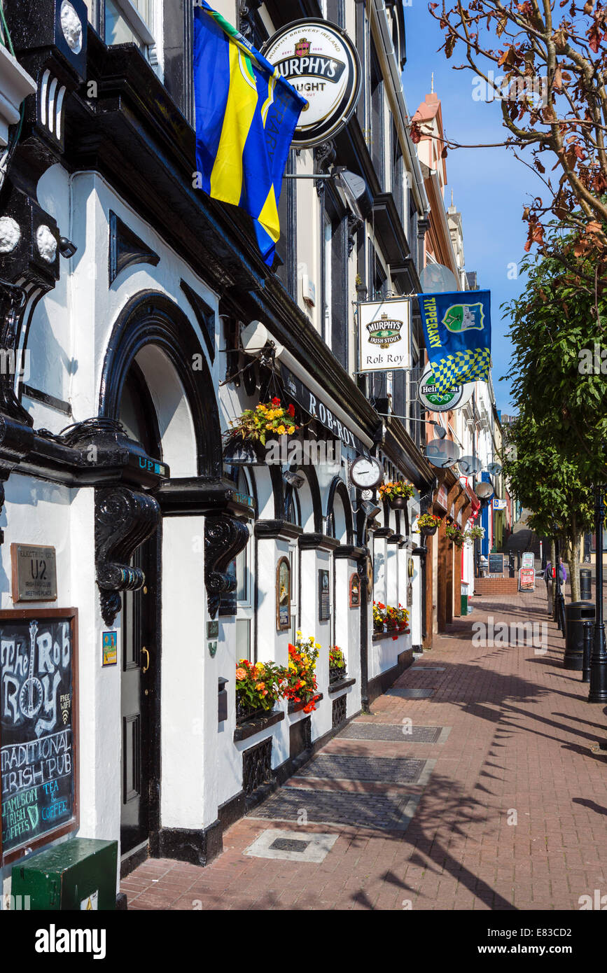 Le pub irlandais traditionnel sur place Pearse, Cobh, dans le comté de Cork, en République d'Irlande Banque D'Images