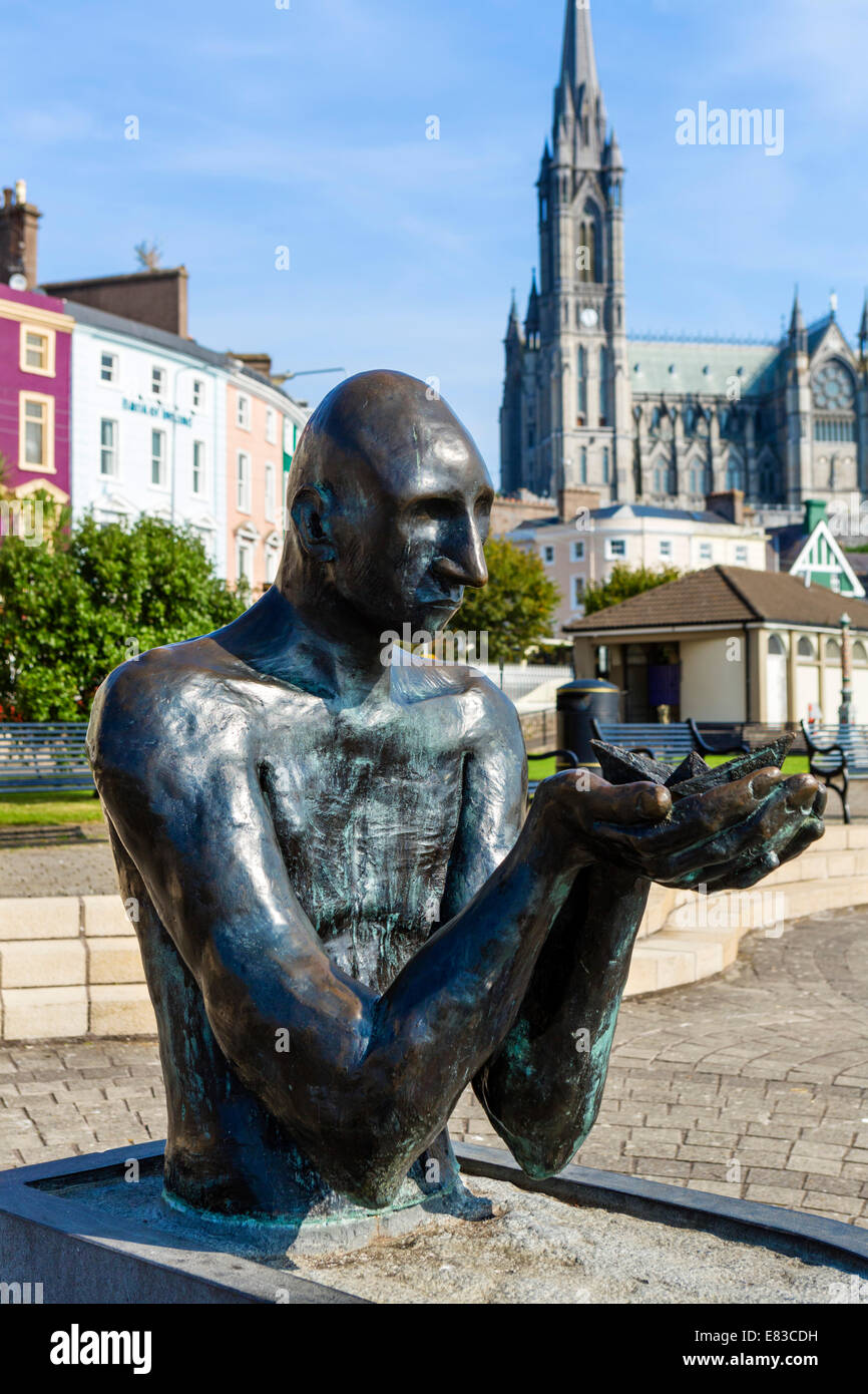 Le navigateur en Mary Gregoriy avec St Colman derrière la Cathédrale, Parc Kennedy, Cobh, Cork, République d'Irlande Banque D'Images