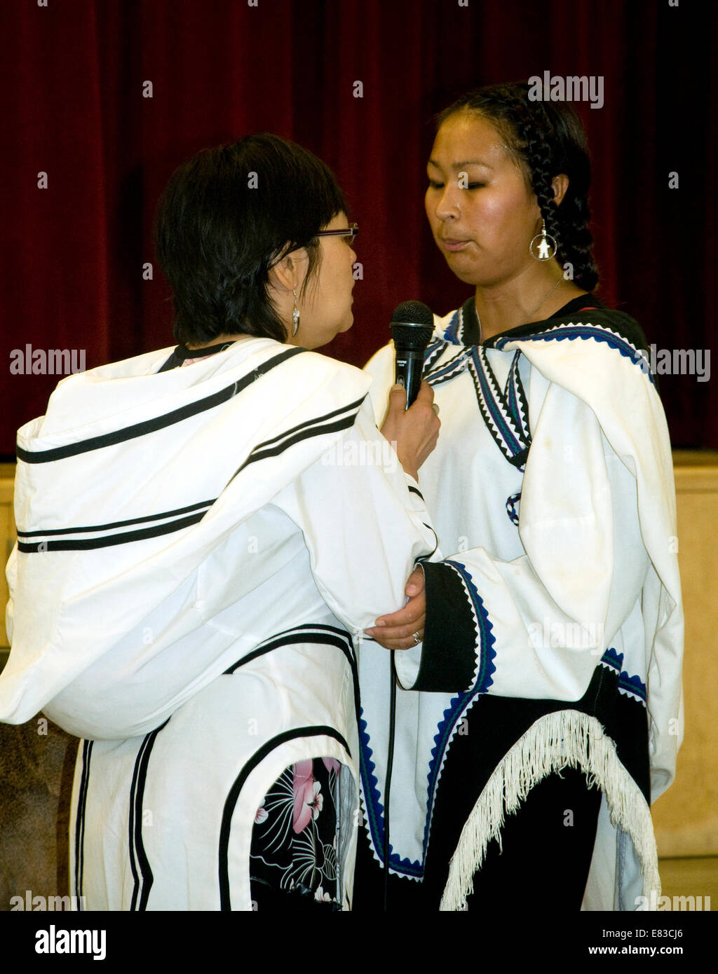 Deux face-à-face les femmes inuites, donner un affichage de la chant de gorge inuit distinctif. Il y a rire quand on abandonne. Banque D'Images