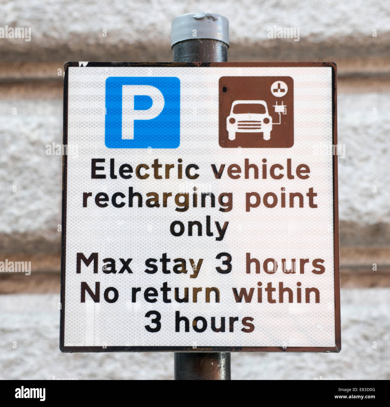 Panneau indiquant la recharge de véhicules électriques, la ville de Birmingham, England, UK. Banque D'Images