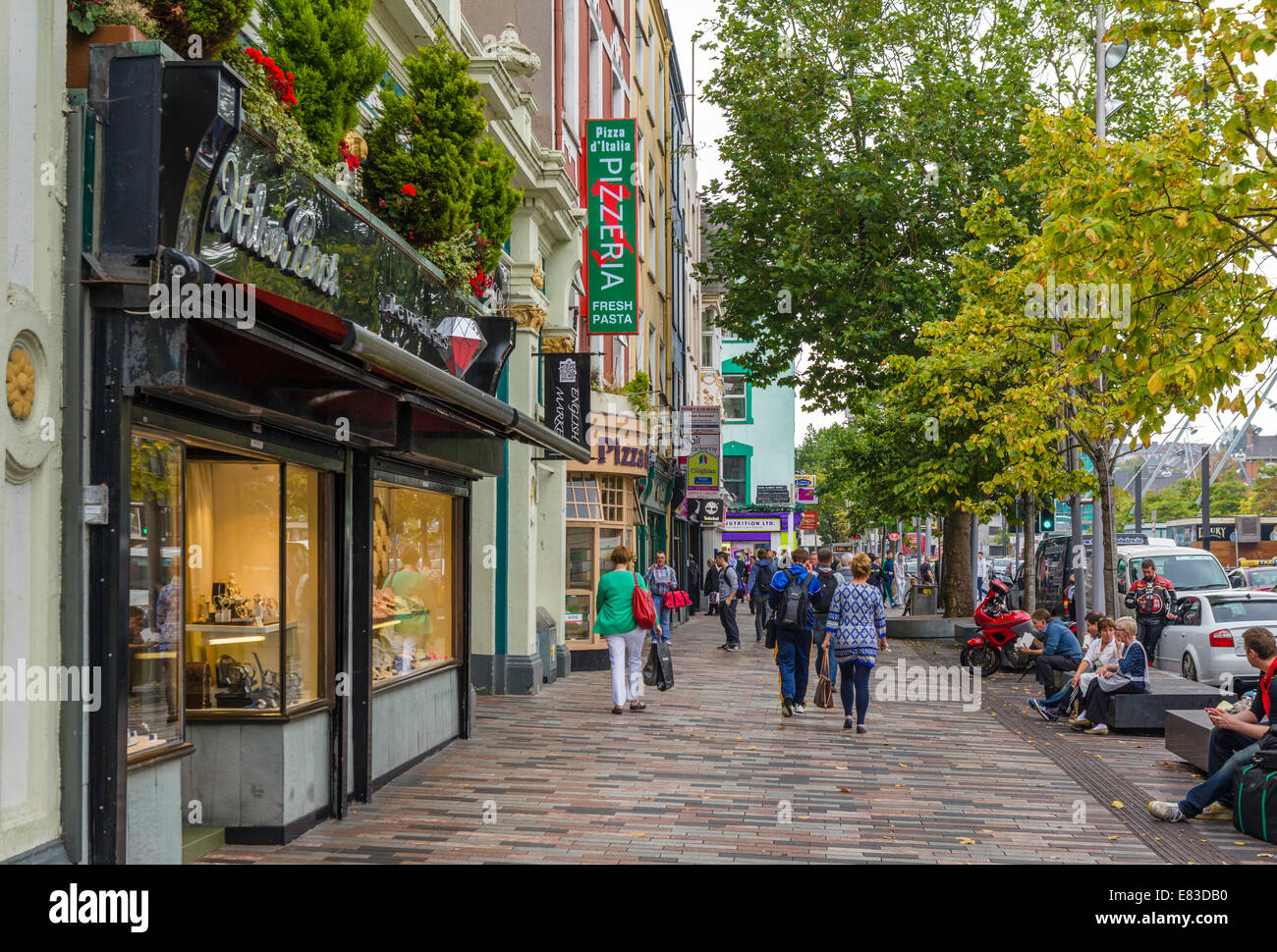 Boutiques sur Grand Parade dans le centre-ville, le liège, le comté de Cork, en République d'Irlande Banque D'Images