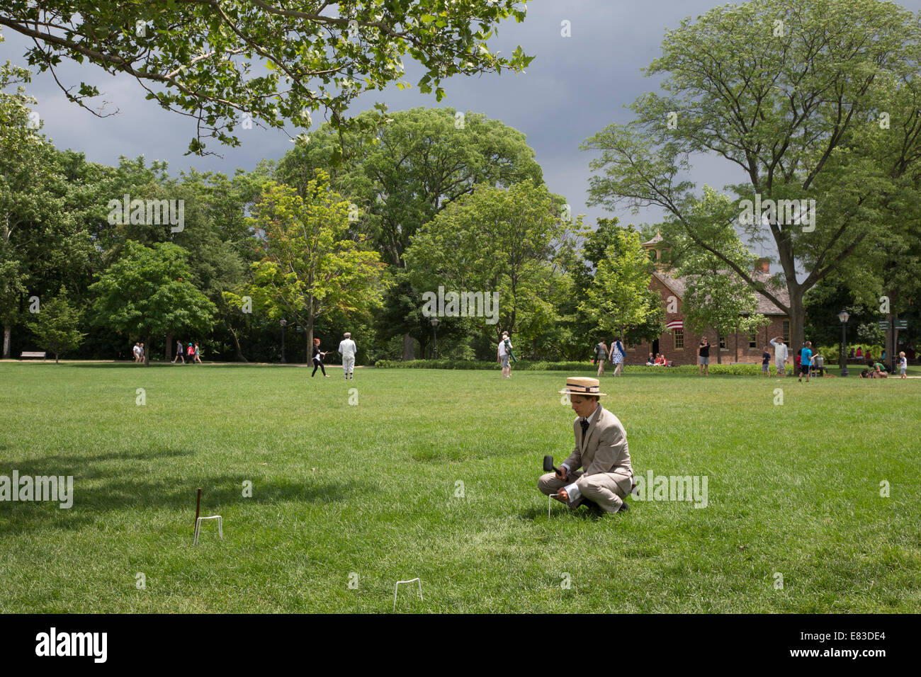 Dearborn, Michigan - Un employé en costume met en place un jeu de croquet sur la Place du Village à Greenfield Village. Banque D'Images