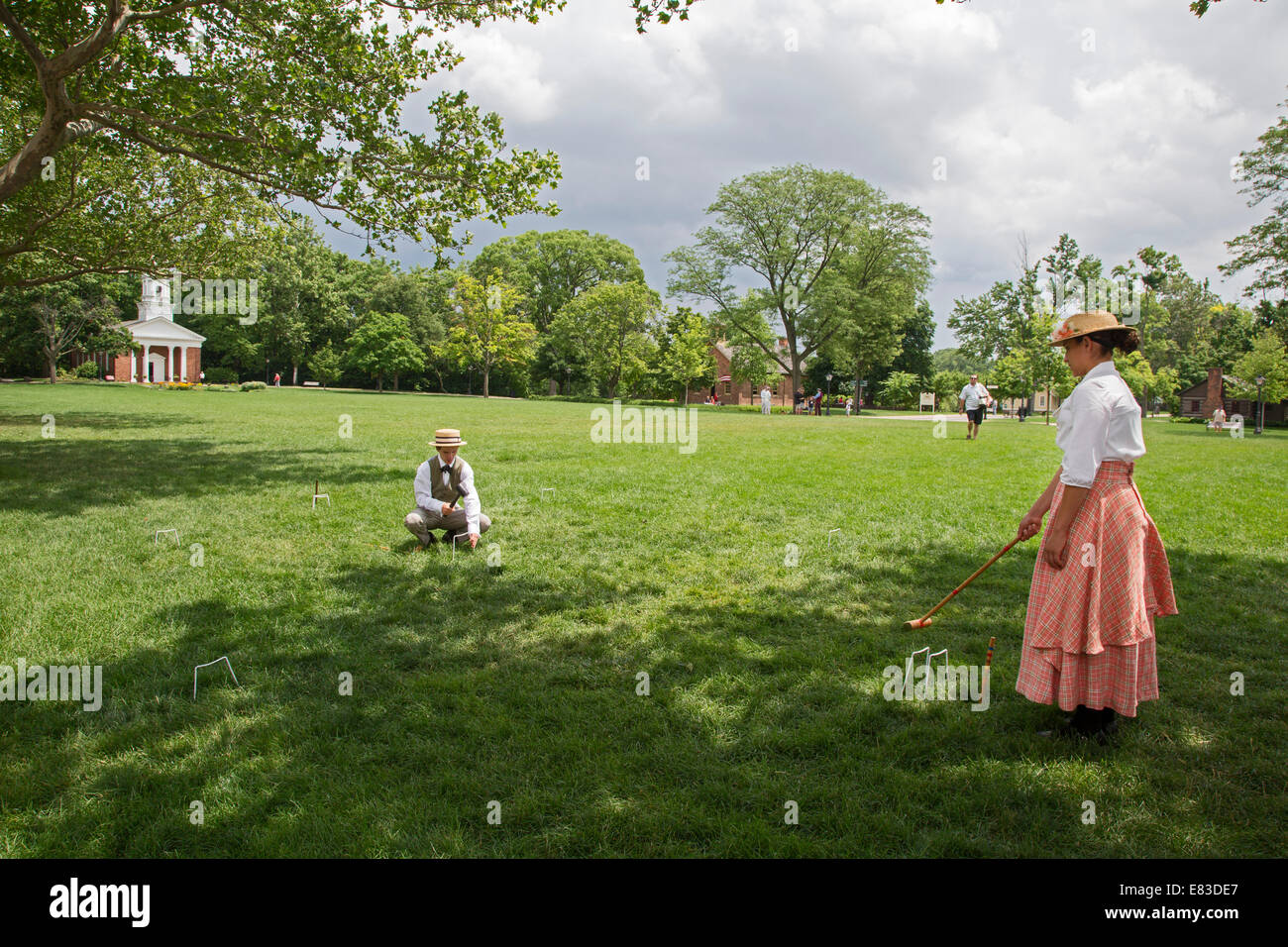 Dearborn, Michigan - employés costumés se préparer pour un jeu de croquet sur la Place du Village à Greenfield Village. Banque D'Images