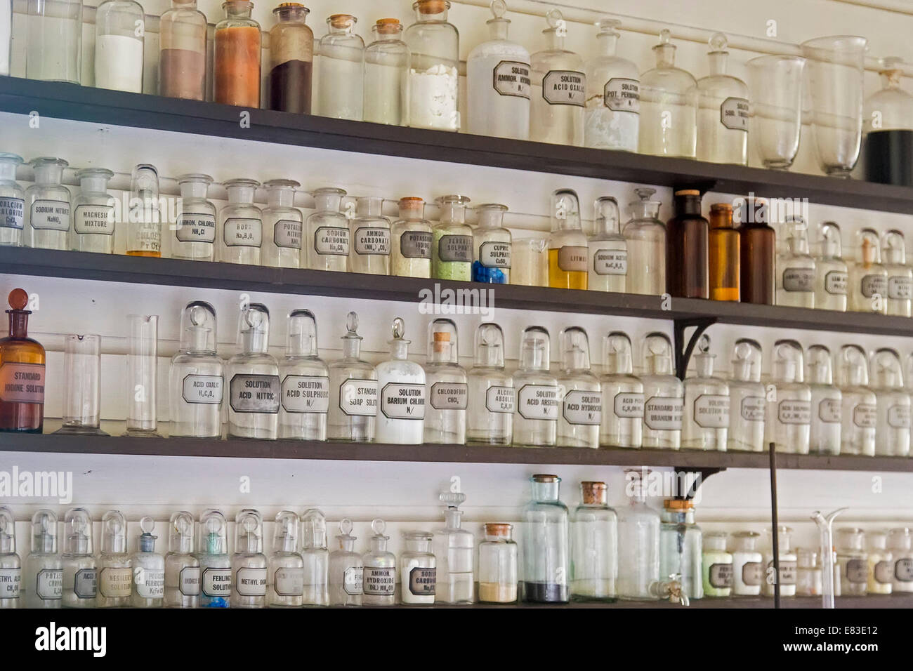 Dearborn, Michigan - bouteilles de produits chimiques sur les étagères de Thomas Edison en laboratoire à Menlo Park Greenfield Village. Banque D'Images