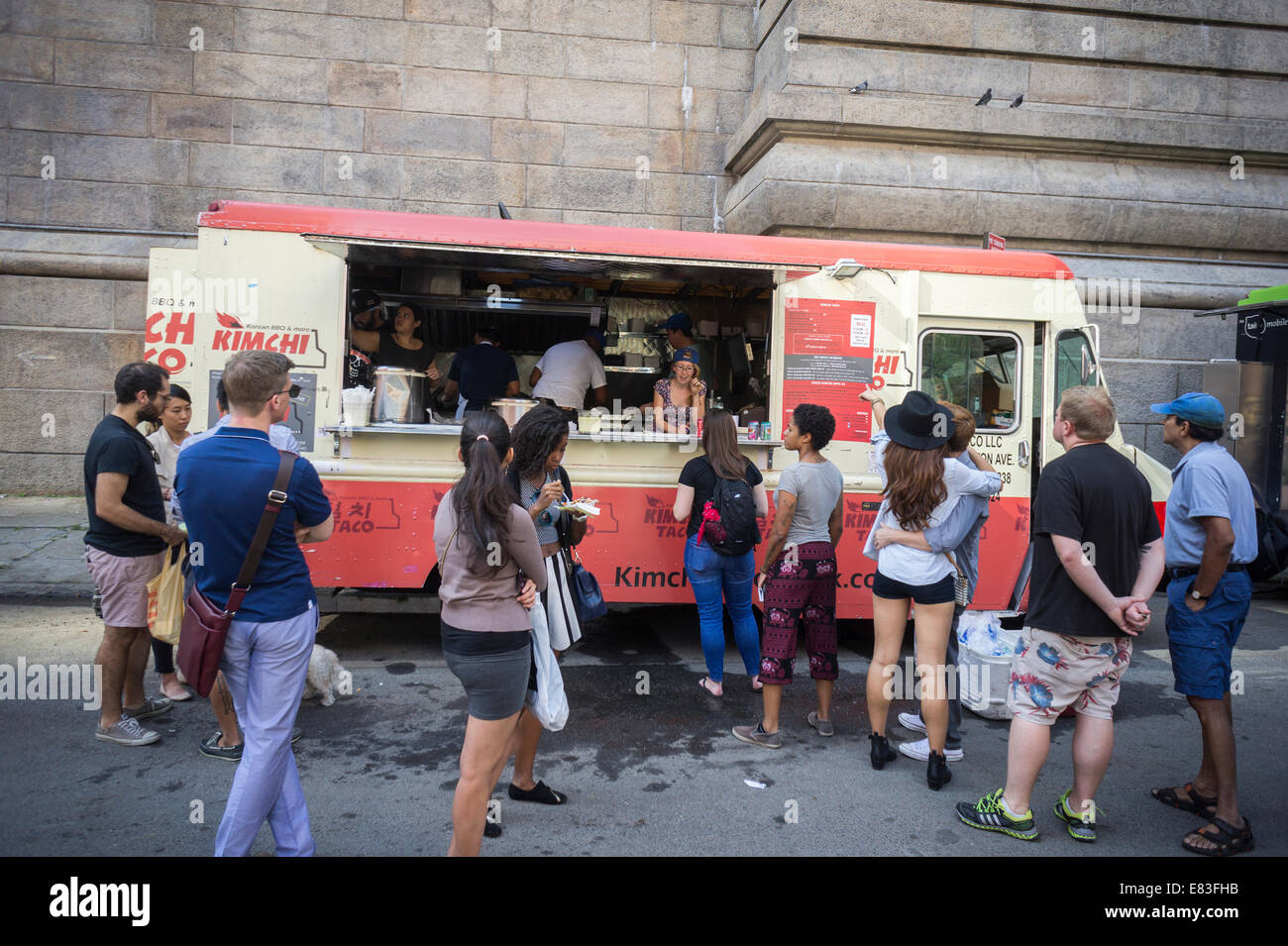 Les visiteurs du quartier de Brooklyn Dumbo halte à la KimChi Taco camion alimentaire Banque D'Images