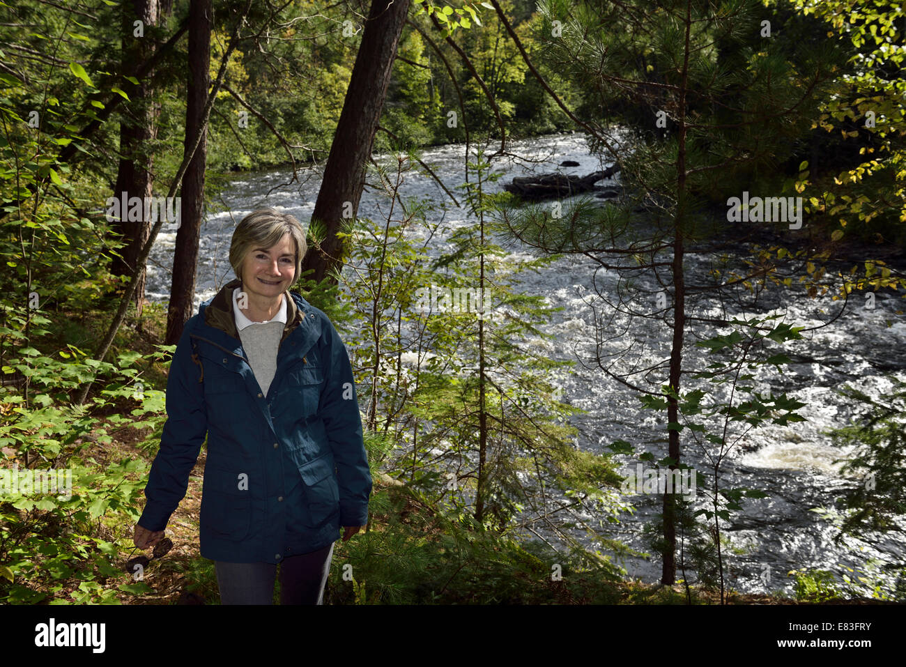 Female hiker retraités à la rivière Amable du Fond de conservation Eau Claire Gorge Calvin Ontario Canada Banque D'Images