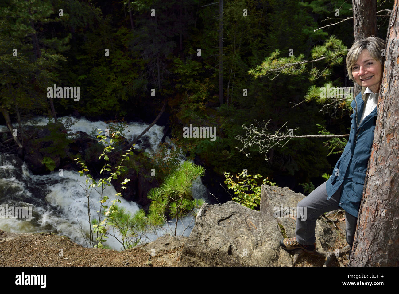 Pris sa retraite female hiker debout sur le précipice de l'eau claire l'eau gorge falls nipissing district près de Mattawa, ontario canada Banque D'Images