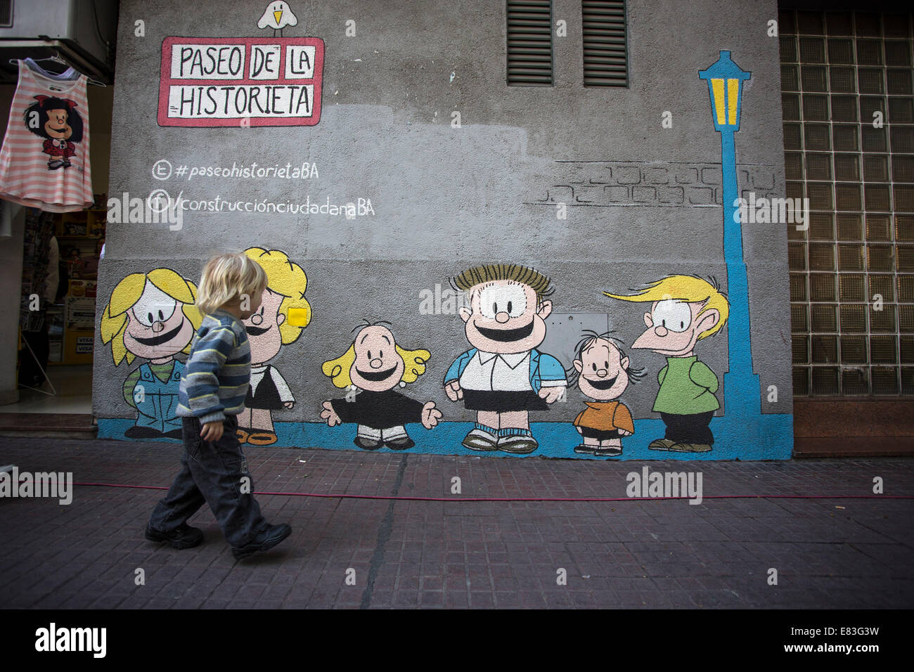 Buenos Aires Argentine Sep 29 14 Un Enfant Regarde Le Dessin De Mafalda S Amis Peint Sur L Immeuble Ou Le Personnage A Ete Cree Pendant Le 50e Anniversaire De La Premiere Publication De