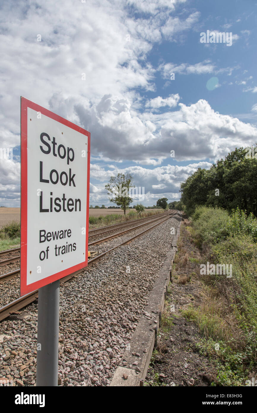 Panneau d'avertissement sur un sentier de fer traversant, England, UK Banque D'Images