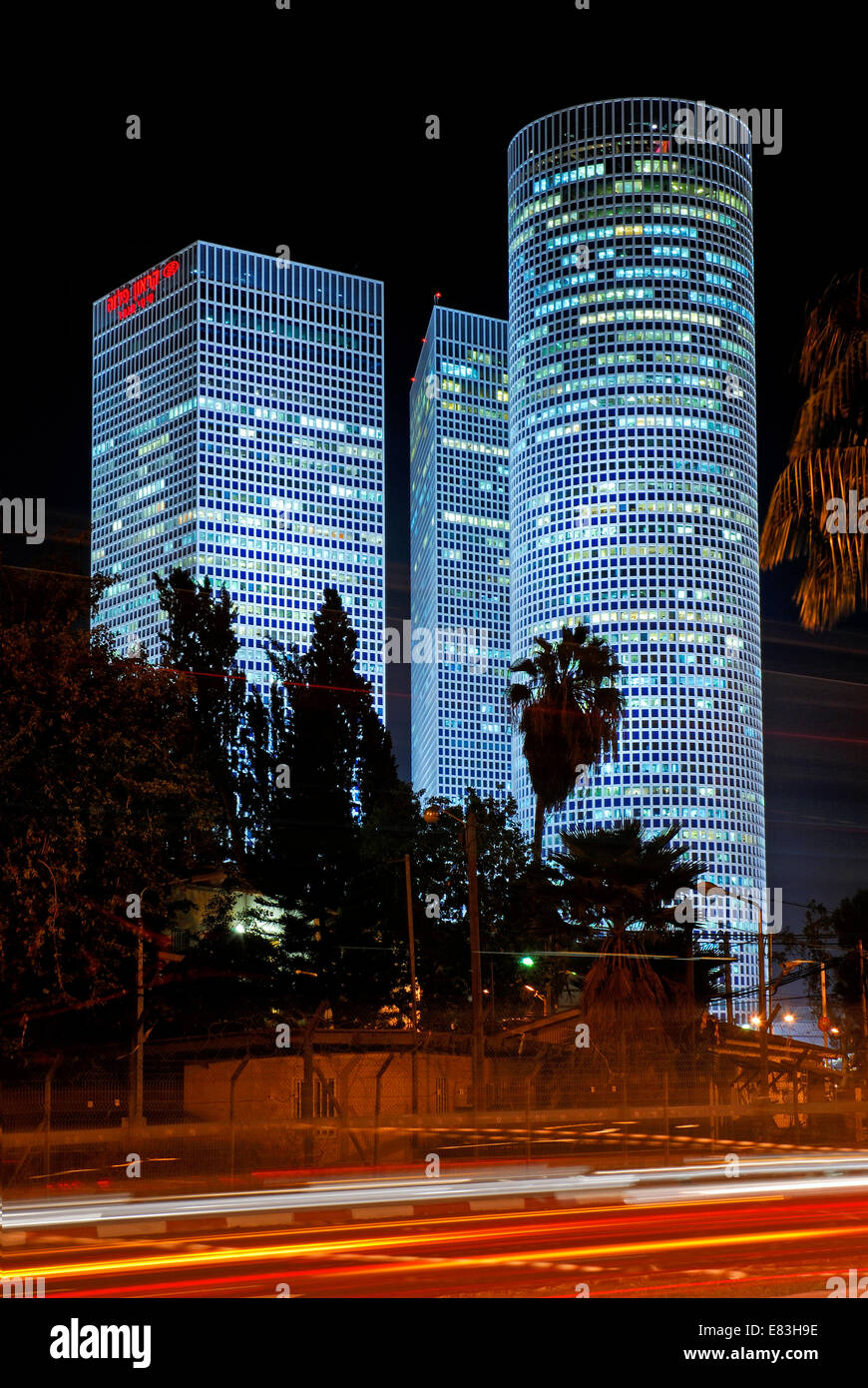 Les tours Azrieli, nuit à Tel Aviv, Israël Banque D'Images