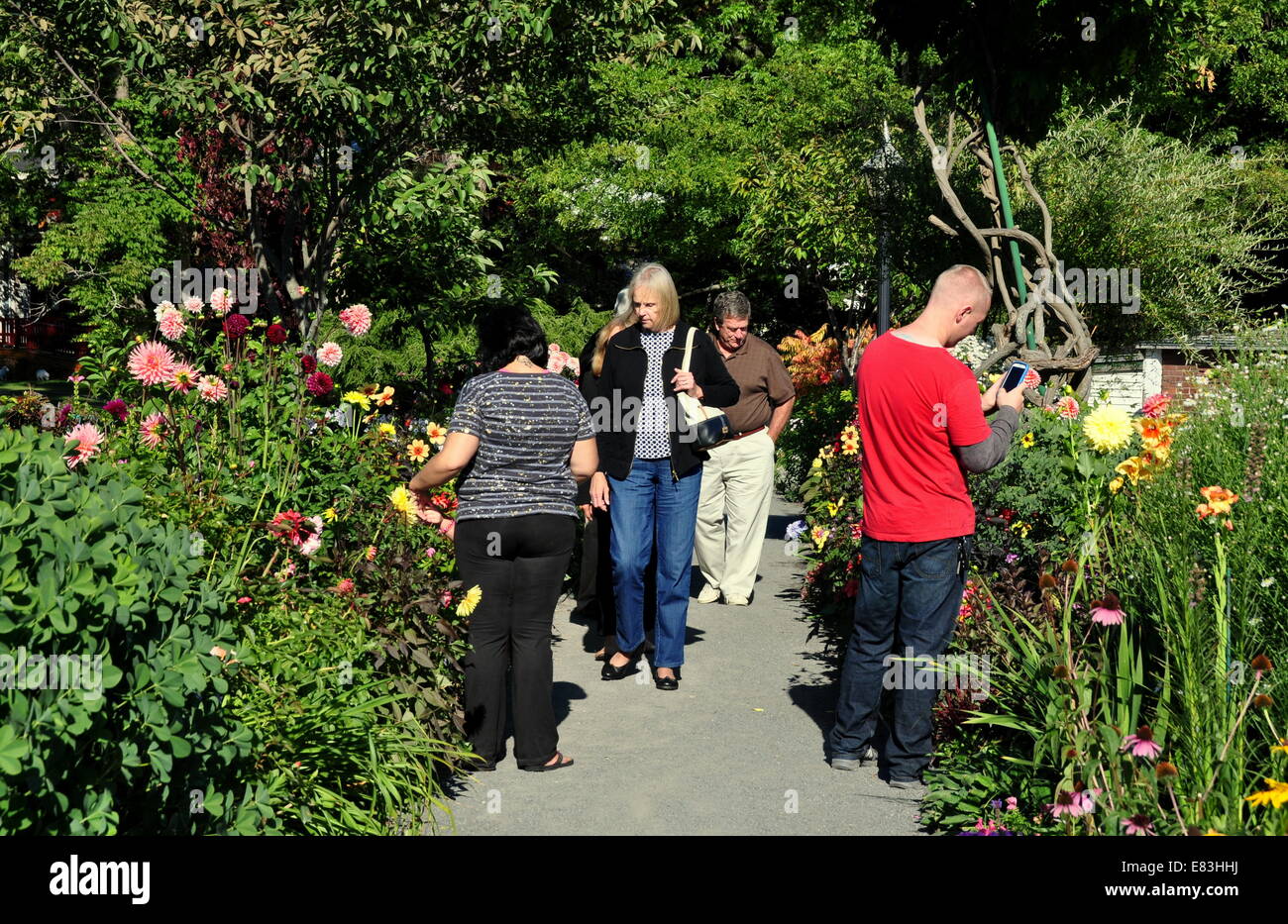 Shelburne Falls, Massachusetts : Les visiteurs se promener le long de l'ex-span chariot maintenant le pont de fleurs Banque D'Images