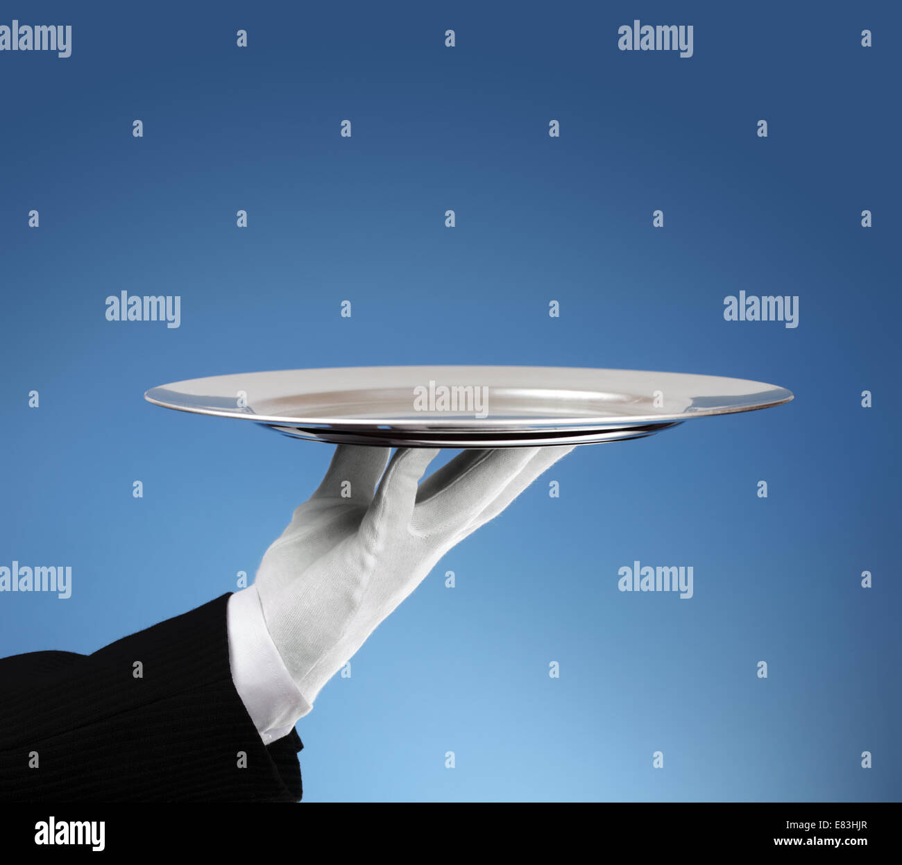 Garçon avec vide silver tray Banque D'Images