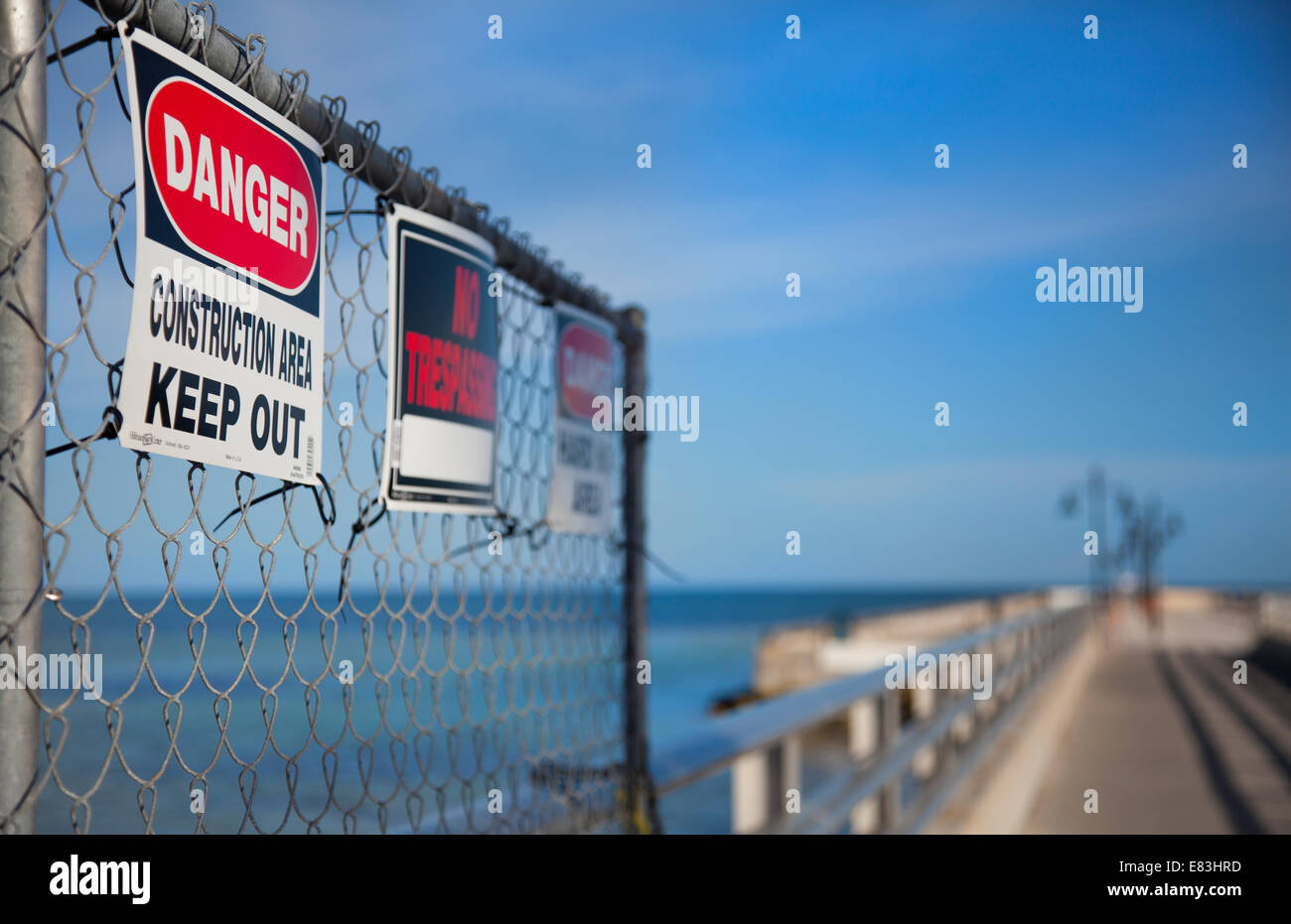 Tenir hors de la zone de construction Danger signes aucune intrusion sur la jetée à Key West Florida Keys Banque D'Images