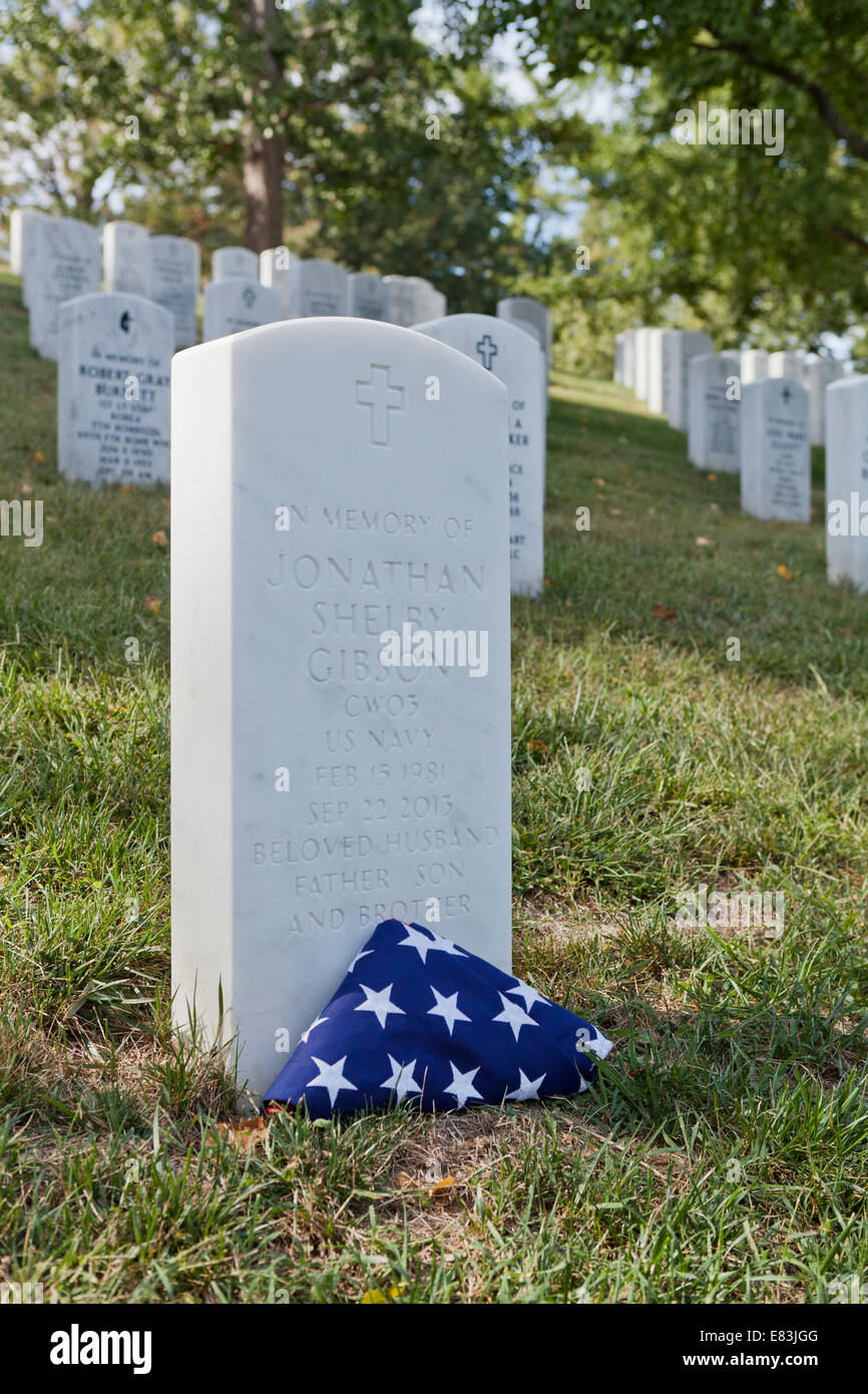 Drapeau plié placé à la pierre tombale de l'ancien combattant - Le cimetière d'Arlington, à Washington, DC USA Banque D'Images