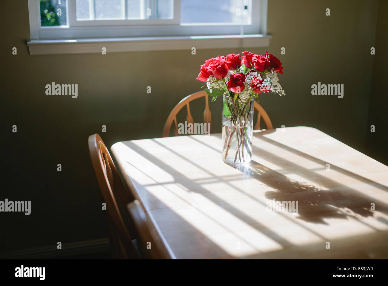 Vase de fleurs sur table Banque D'Images