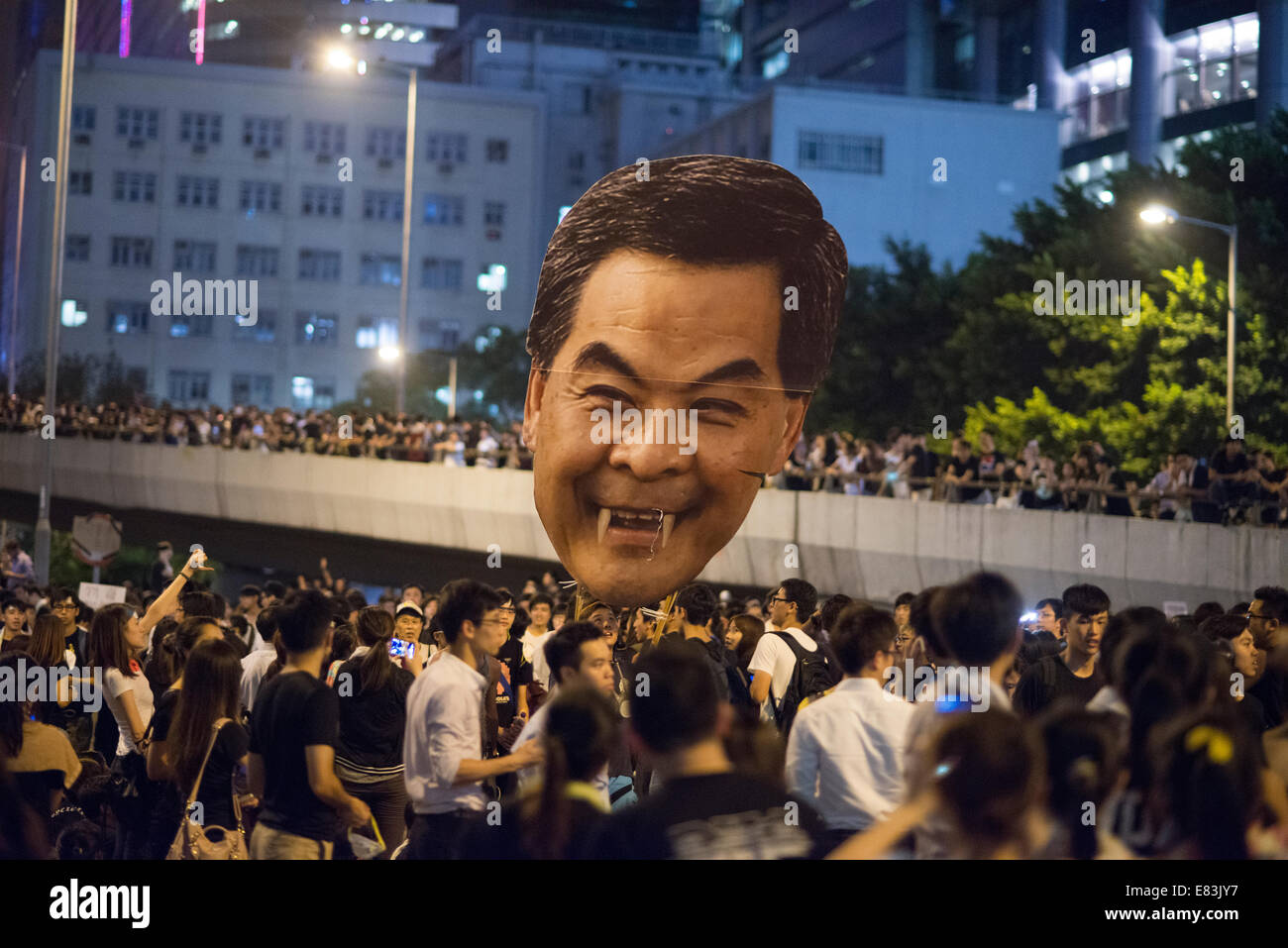 Des dizaines de milliers de personnes rallye sur les routes principales qui entourent les bureaux gouvernementaux de Tamar, Hong Kong, le 29 septembre, 20 Banque D'Images