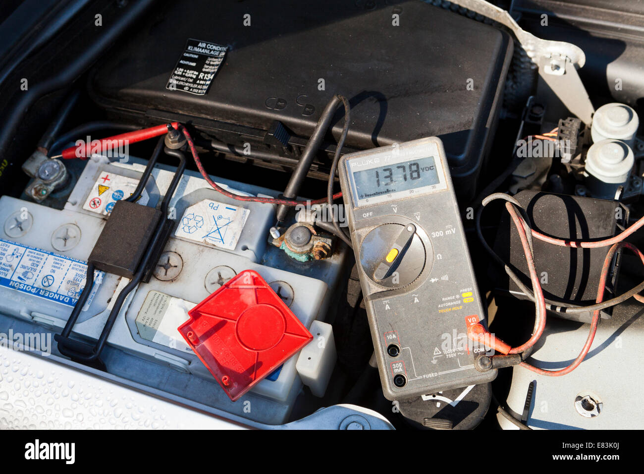 Batterie de voiture test avec voltmètre - USA Banque D'Images