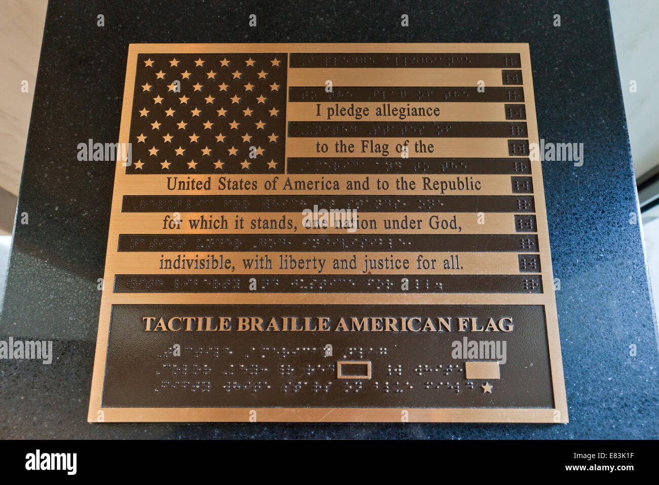Le serment d'allégeance des États-Unis sur un pavillon en laiton relief y compris en braille - USA Banque D'Images