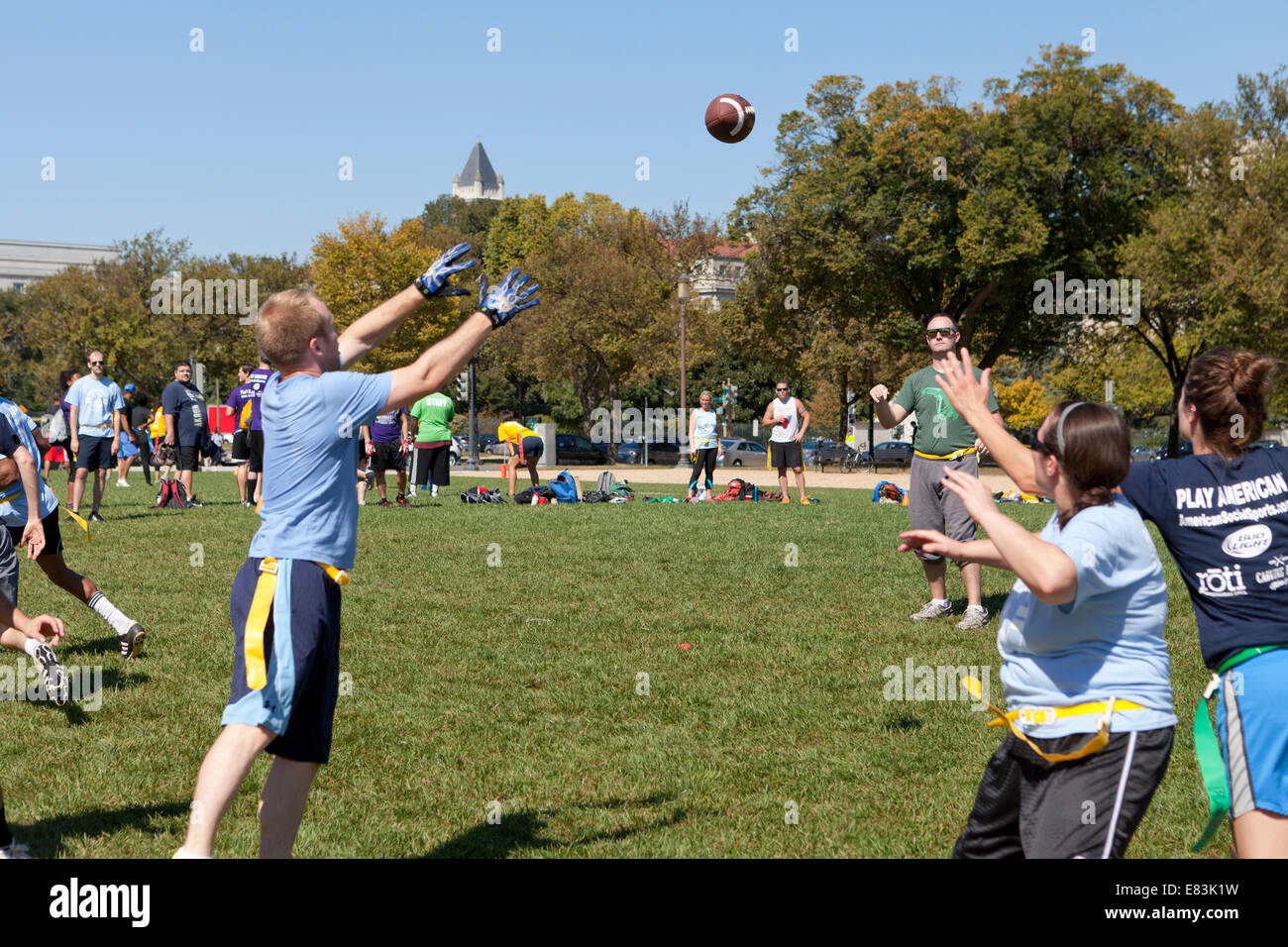 Personnes jouant le flag-football - USA Banque D'Images