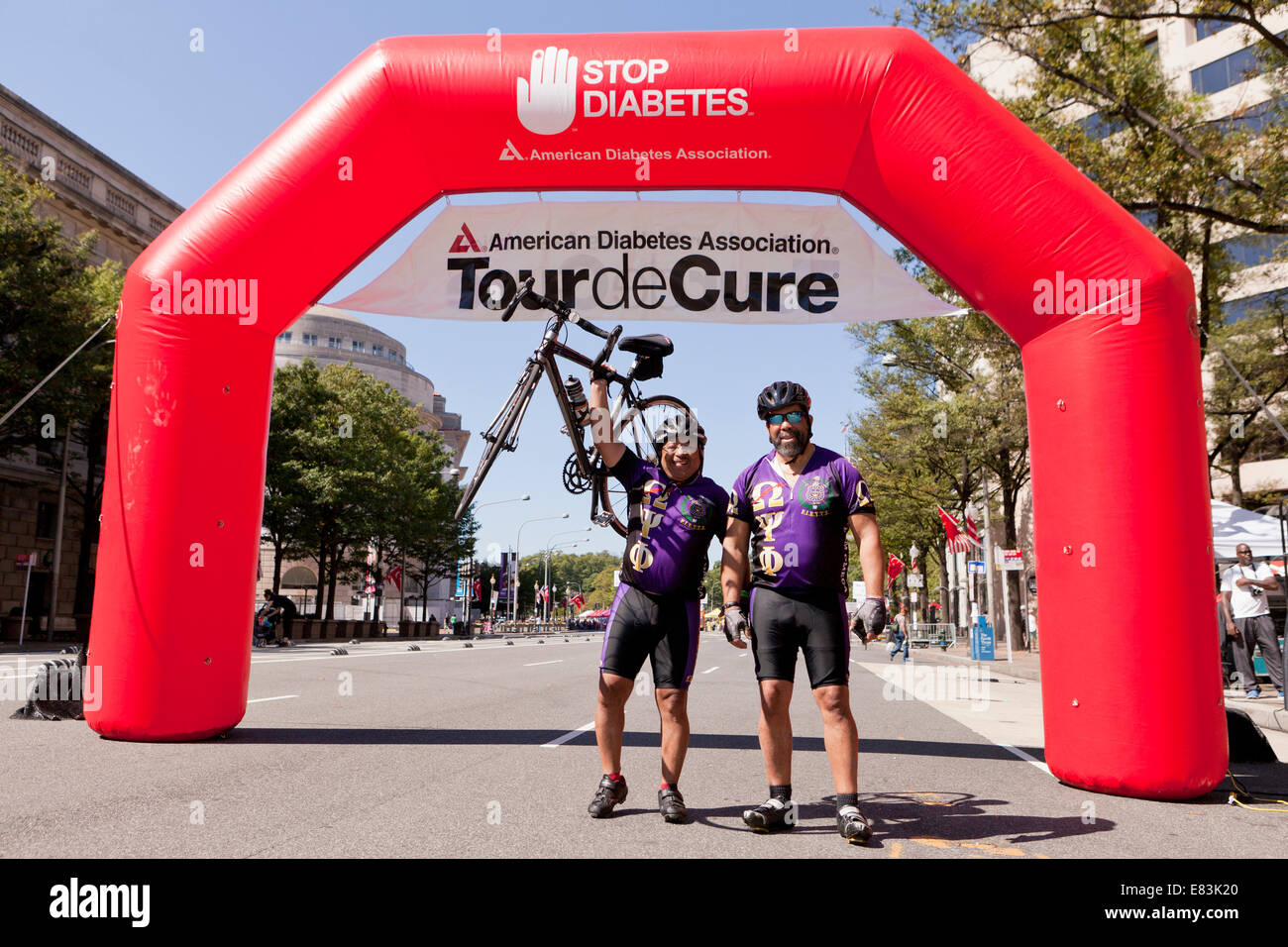 Les hommes célébrant à ligne d'arrivée du Tour de cure, American Diabetes Association vélo - Washington, DC USA Banque D'Images