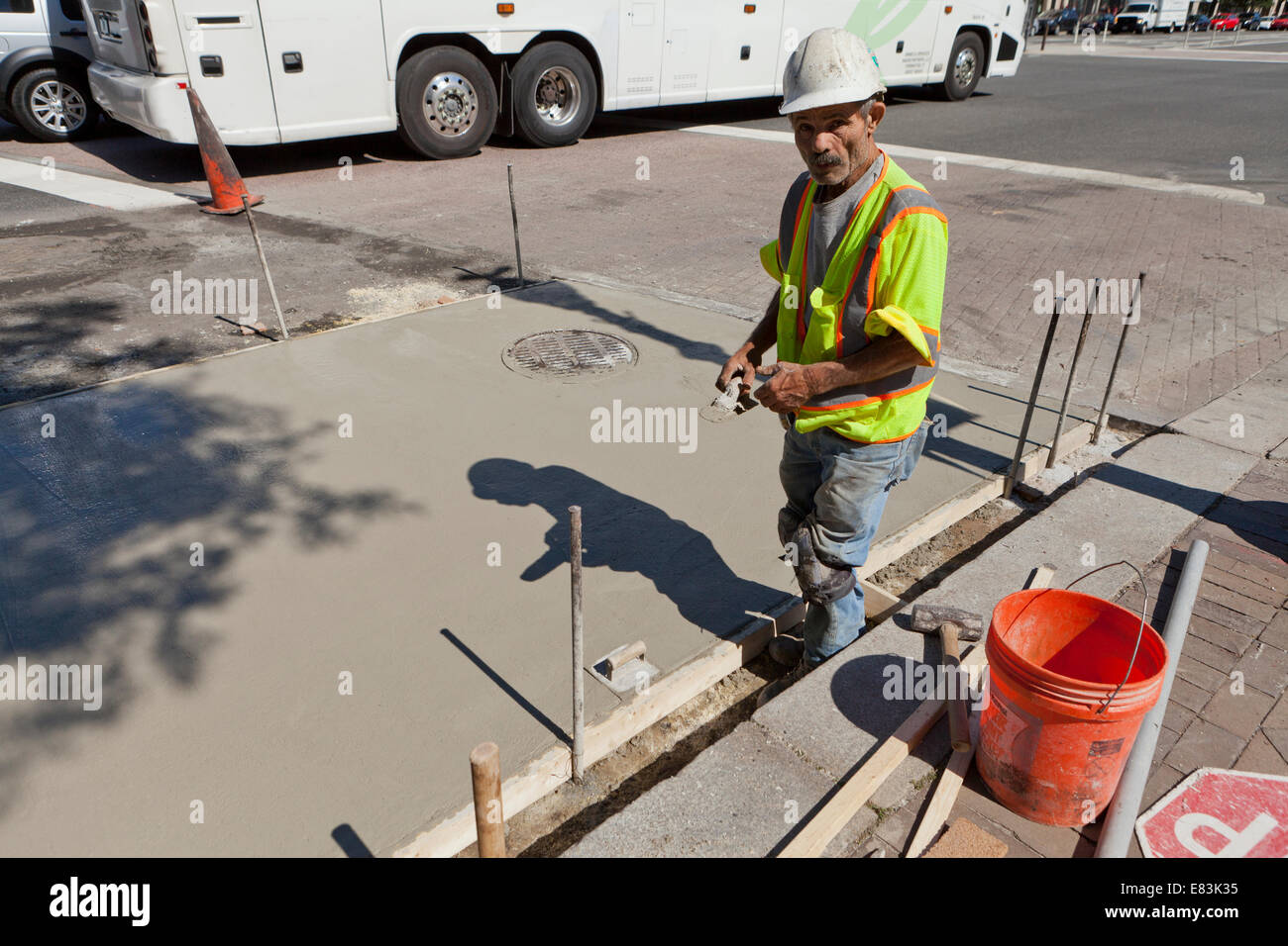 Travailleur de la construction ville paving road - Washington, DC USA Banque D'Images