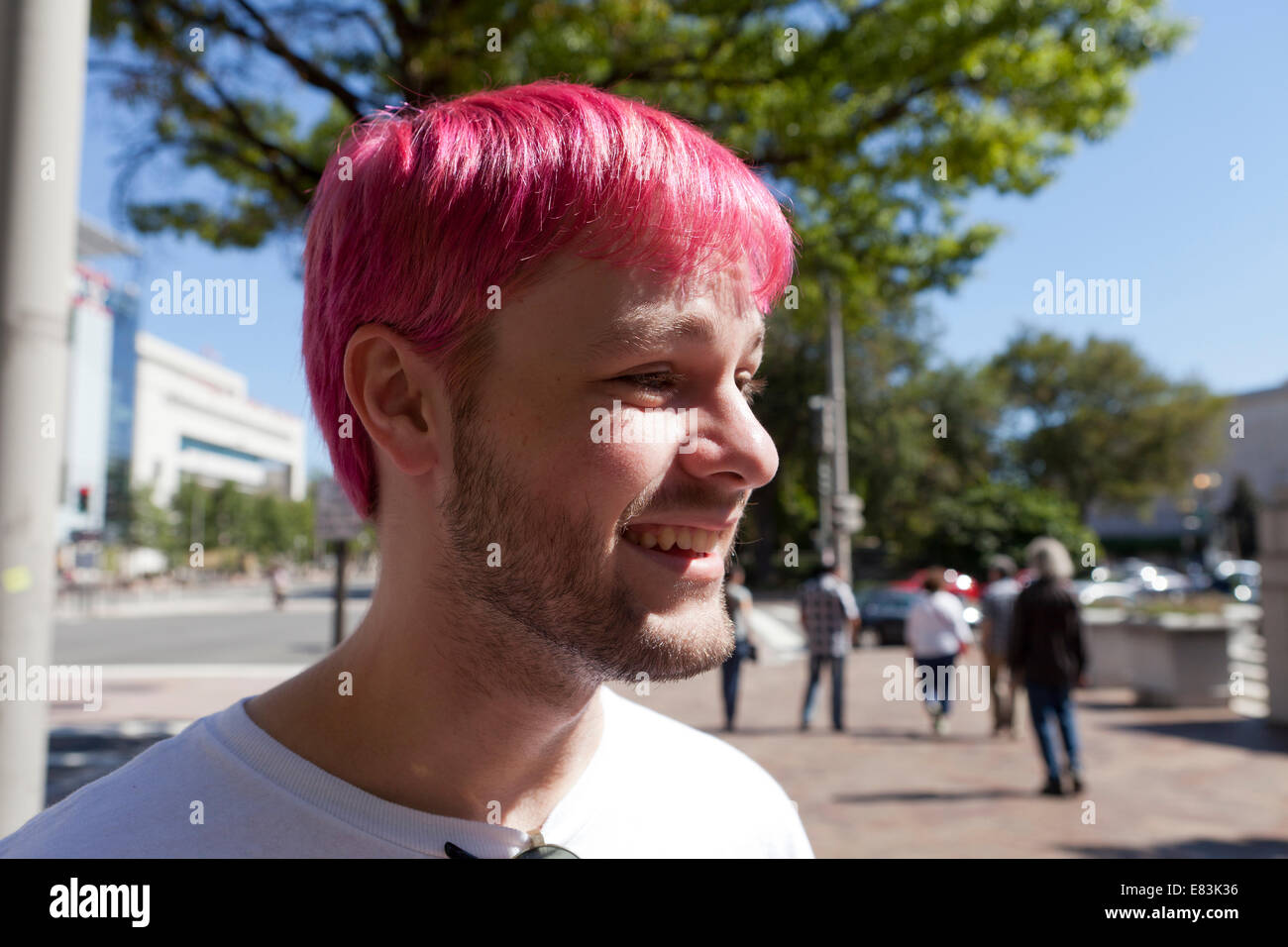 Jeune homme de race blanche avec des cheveux teints rose - USA Banque D'Images