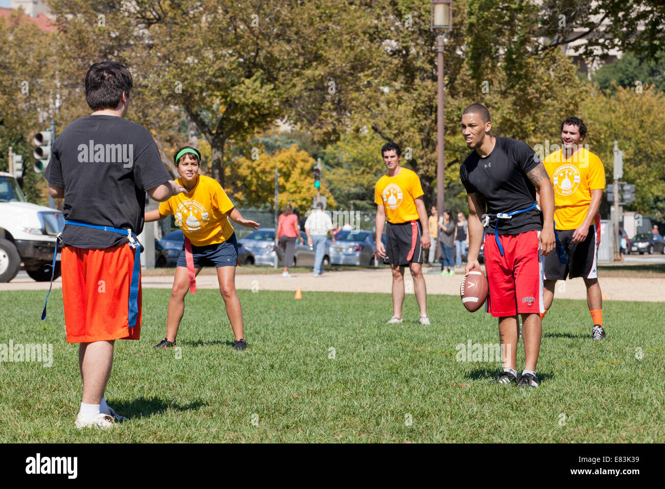 Personnes jouant le flag-football - USA Banque D'Images