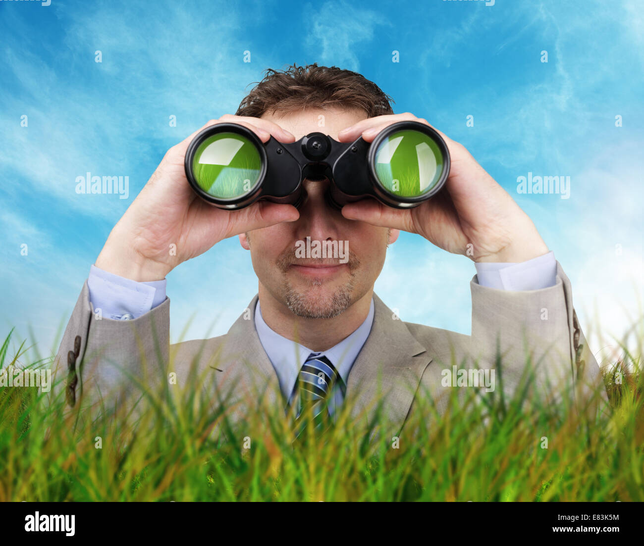 Businessman looking through binoculars Banque D'Images