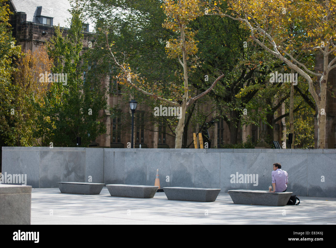 Un étudiant regarde sur à l'Hewitt Quadrangle à l'université de Yale à New Haven, Connecticut Banque D'Images