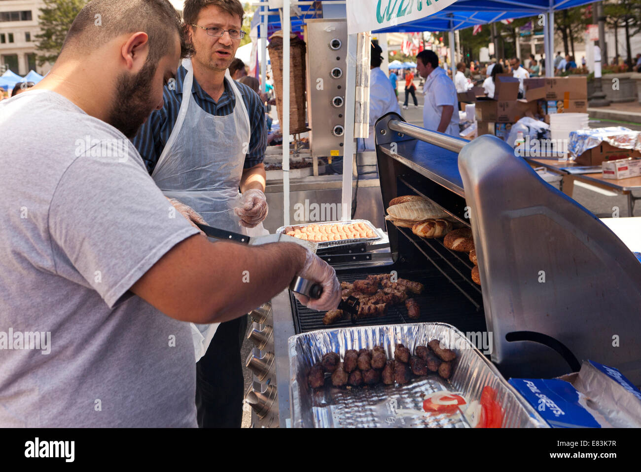 Homme turc de cuisson sur grill à cevapi festival en plein air - USA Banque D'Images