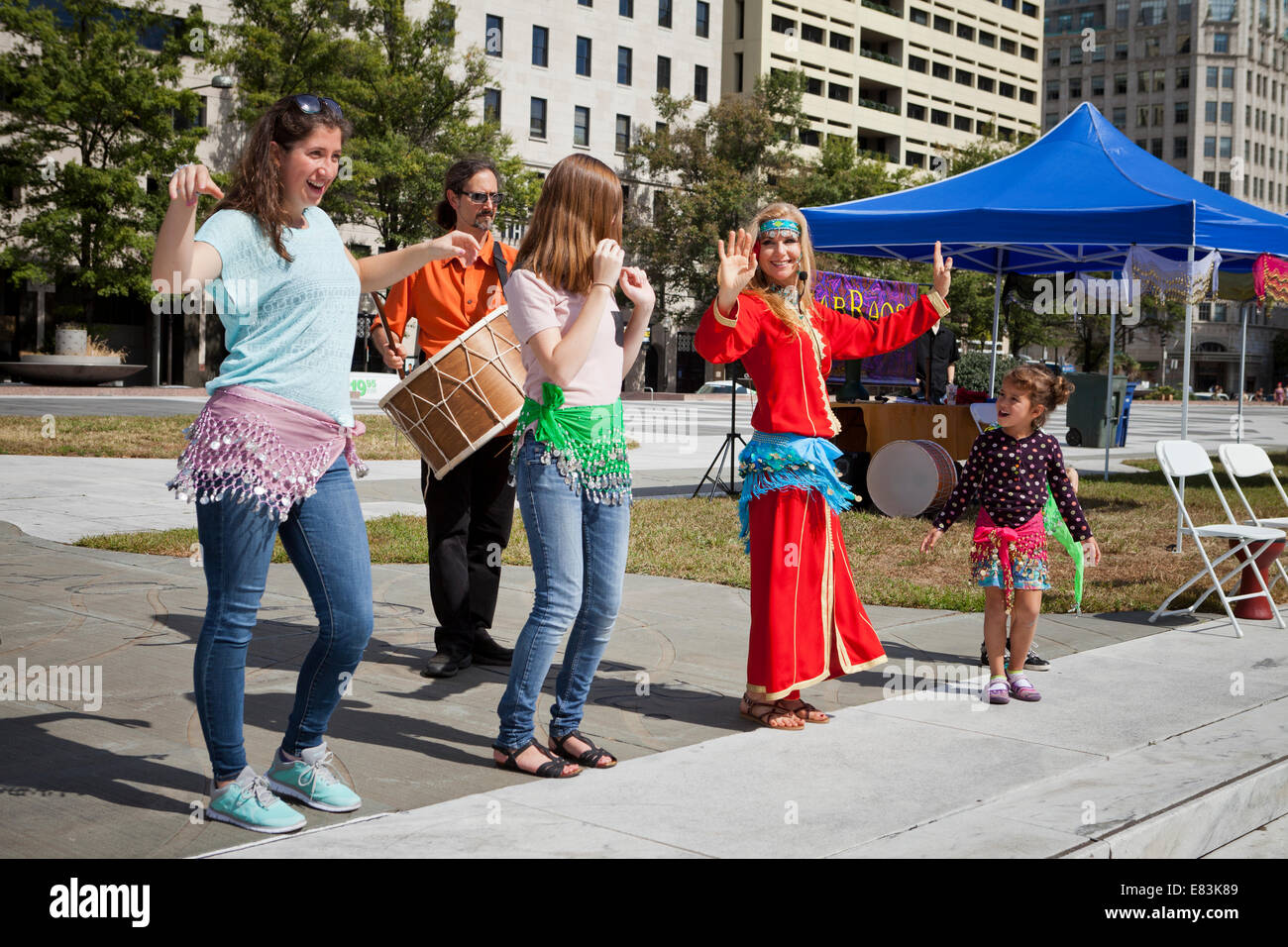 Les festivaliers culturelle turque d'apprentissage bellydance (Tsifteteli) - USA Banque D'Images
