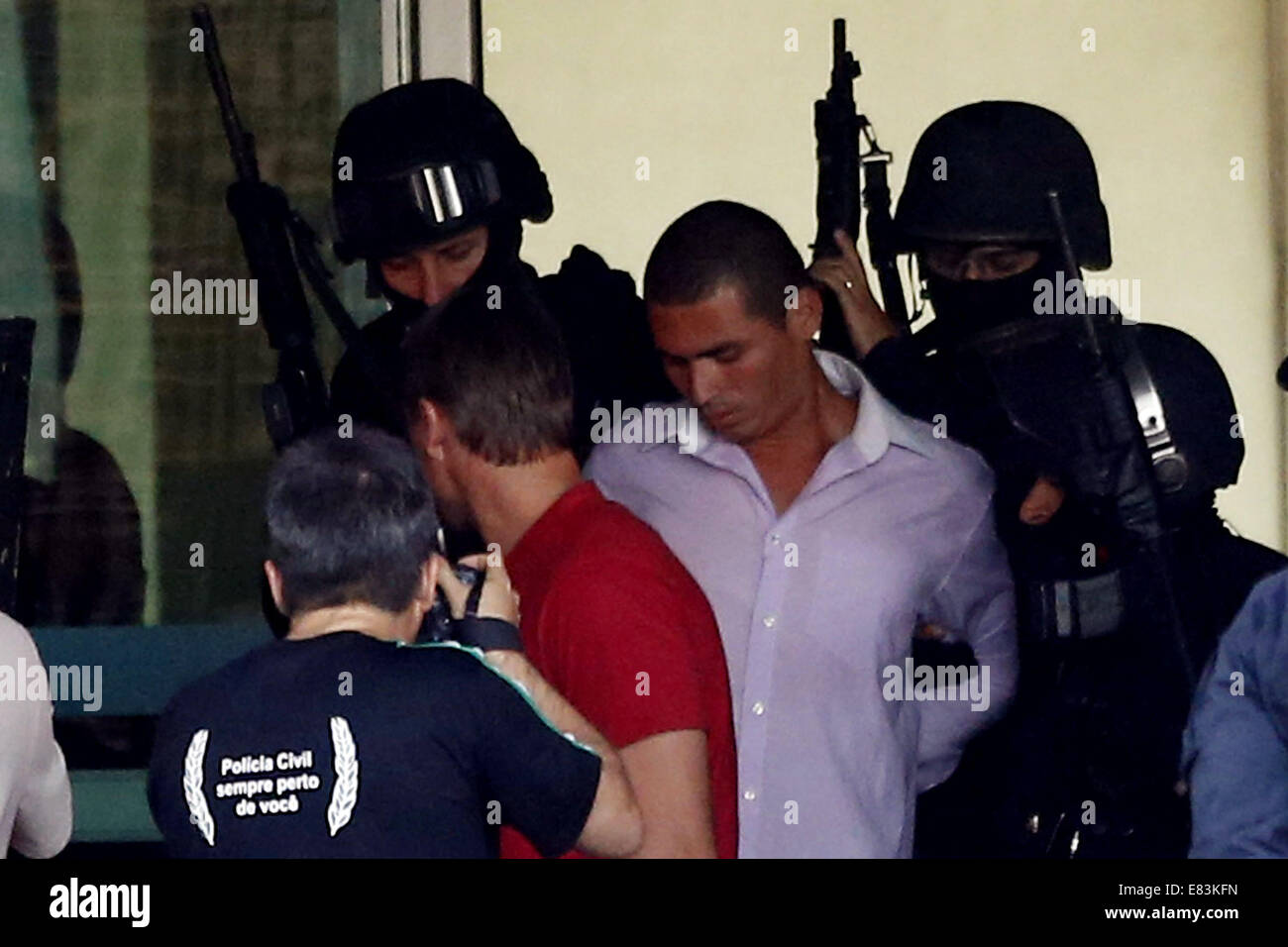 Brasilia, Brésil. Sep 29, 2014. Jmd Souza dos Santos (C), est escorté par des éléments de sécurité après qu'il a tenu en otage d'un employé de l'hôtel, à l'Hôtel Saint Pierre, à Brasilia, Brésil, le 29 septembre, 2014. Selon la presse locale, un homme identifié comme la Jac Souza dos Santos, a pris en otage l'employé et de mettre un gilet sur lui à la dynamite des détonateurs. Credit : Andre Dusek/AGENCIA ESTADO/Xinhua/Alamy Live News Banque D'Images Brasilia, Brésil. Sep 29, 2014. Jmd Souza dos Santos (C), est escorté par des éléments de sécurité après qu'il a tenu en otage d'un employé de l'hôtel, à l'Hôtel Saint Pierre, à Brasilia, Brésil, le 29 septembre, 2014. Selon la presse locale, un homme identifié comme la Jac Souza dos Santos, a pris en otage l'employé et de mettre un gilet sur lui à la dynamite des détonateurs. Credit : Andre Dusek/AGENCIA ESTADO/Xinhua/Alamy Live News Banque D'Images