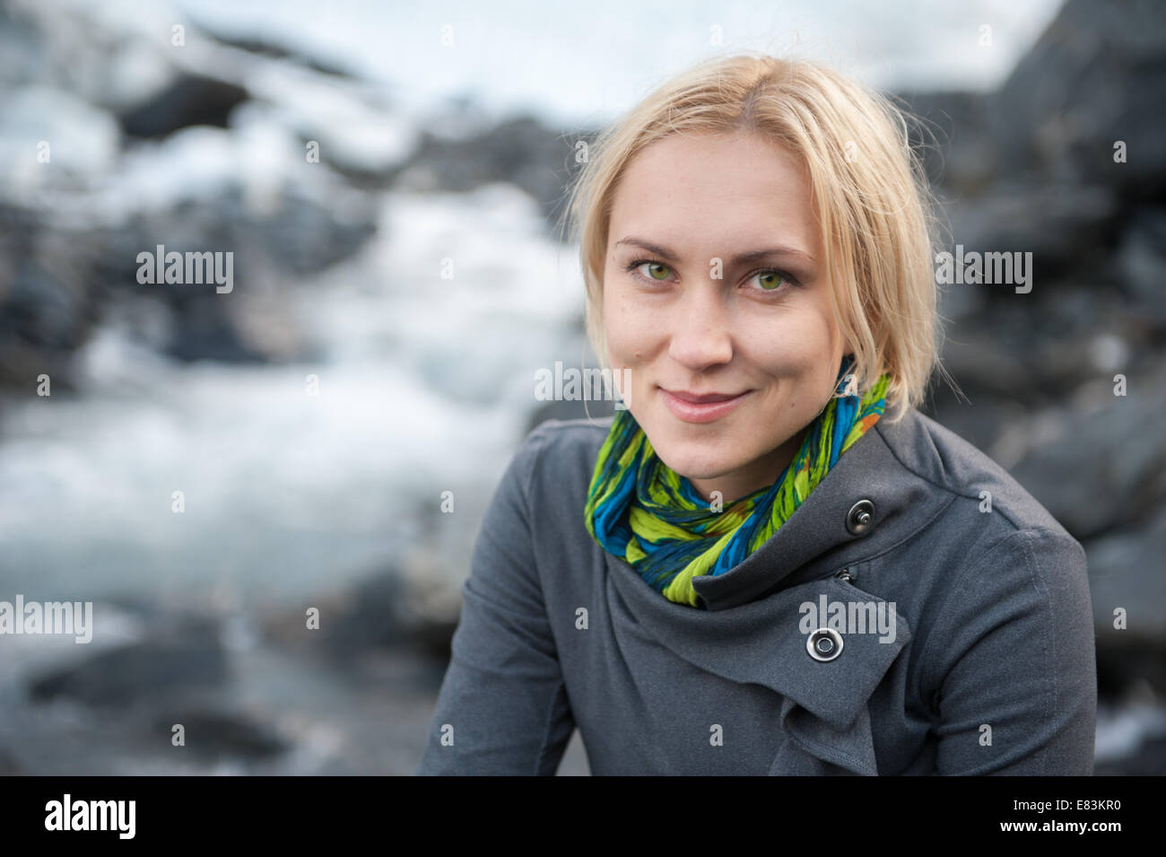 Smiling woman outdoors in Alaska Banque D'Images