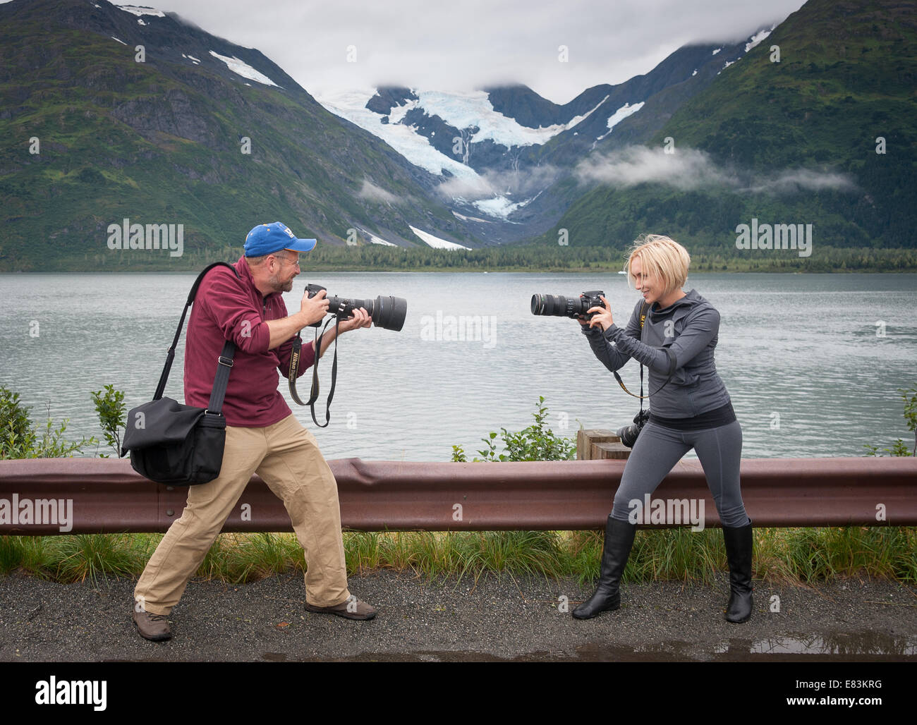 Des photographes en posant l'Alaska avec des caméras Banque D'Images
