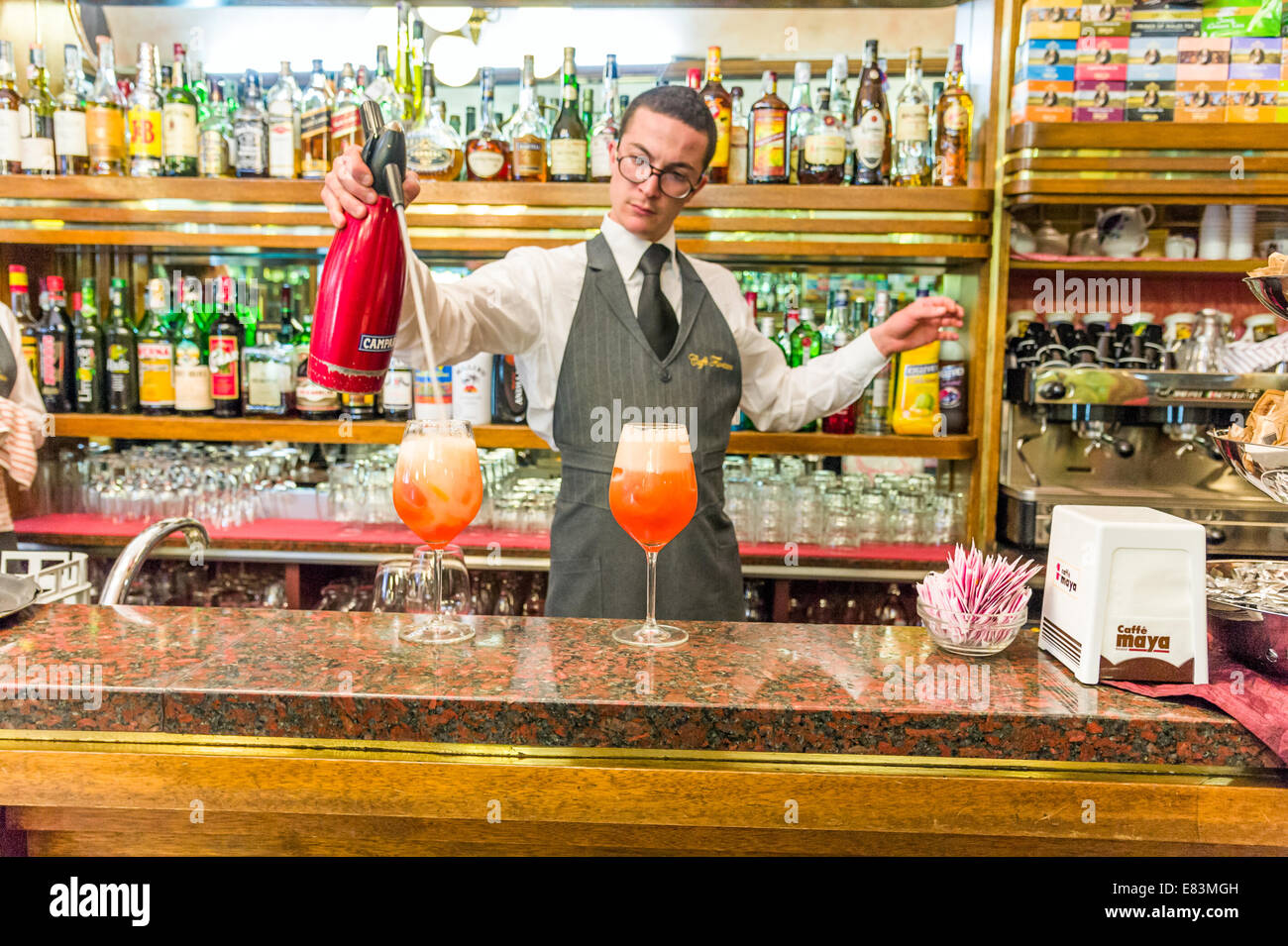 Making cocktails barman dans un bar de Sassari, Sardaigne, Italie Banque D'Images