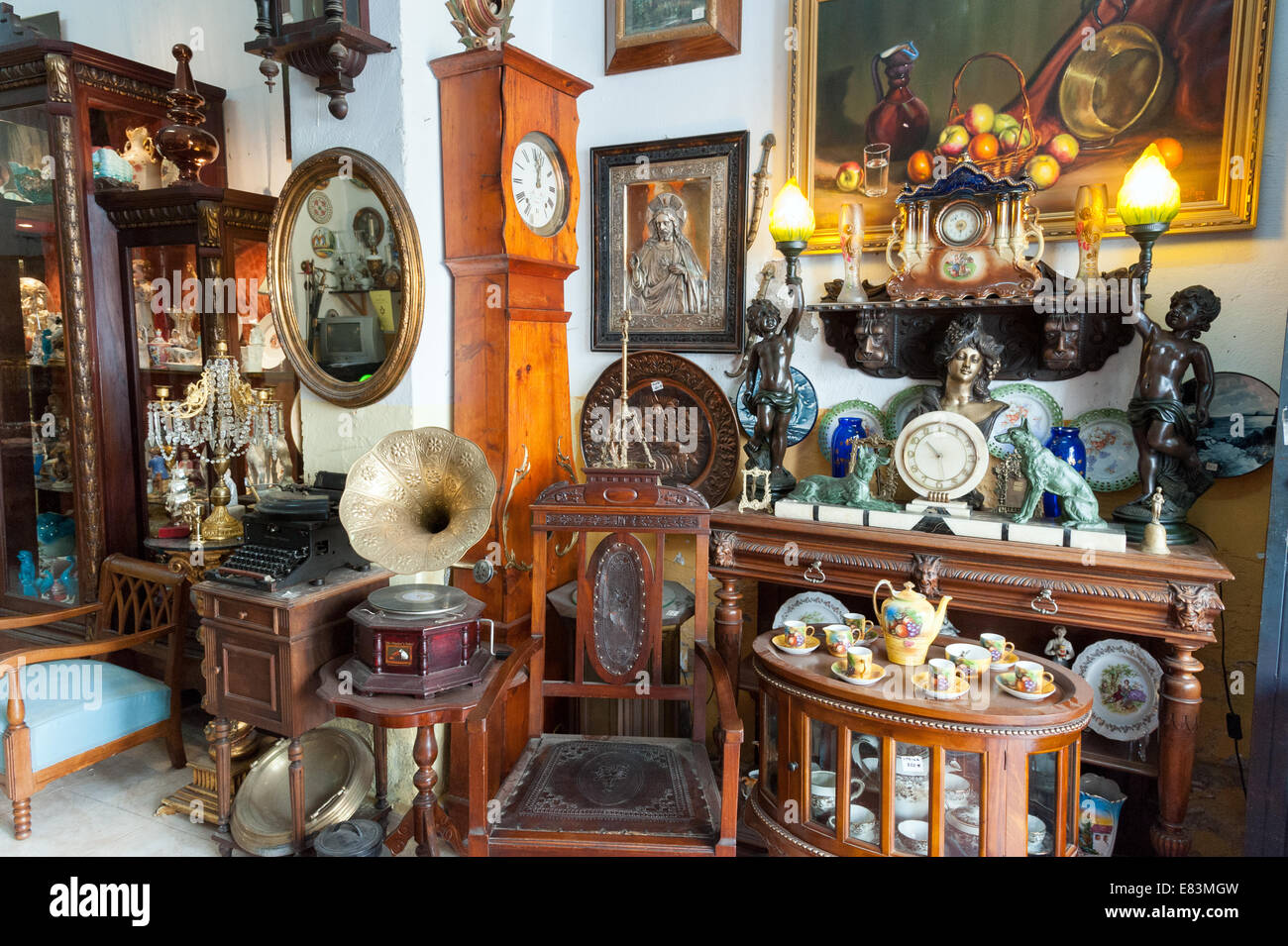 Vieux meubles anciens en bois et des articles ménagers en boutique d'antiquités, Séville, Espagne Banque D'Images